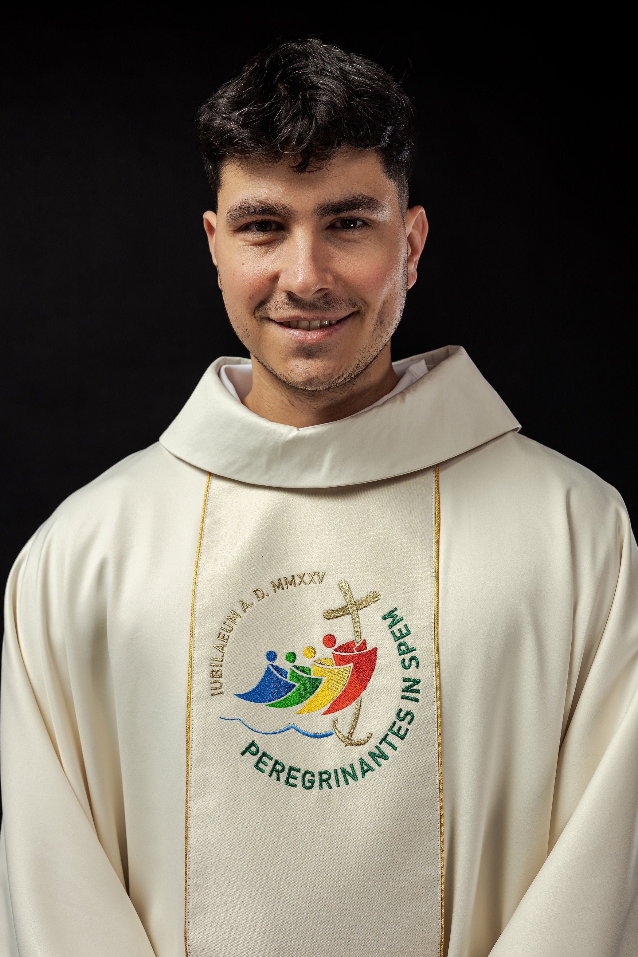 Casulla con cinturón bordado con logotipo jubilar crudo JUBILEE ROMA 2025 - CASULLAS.ES