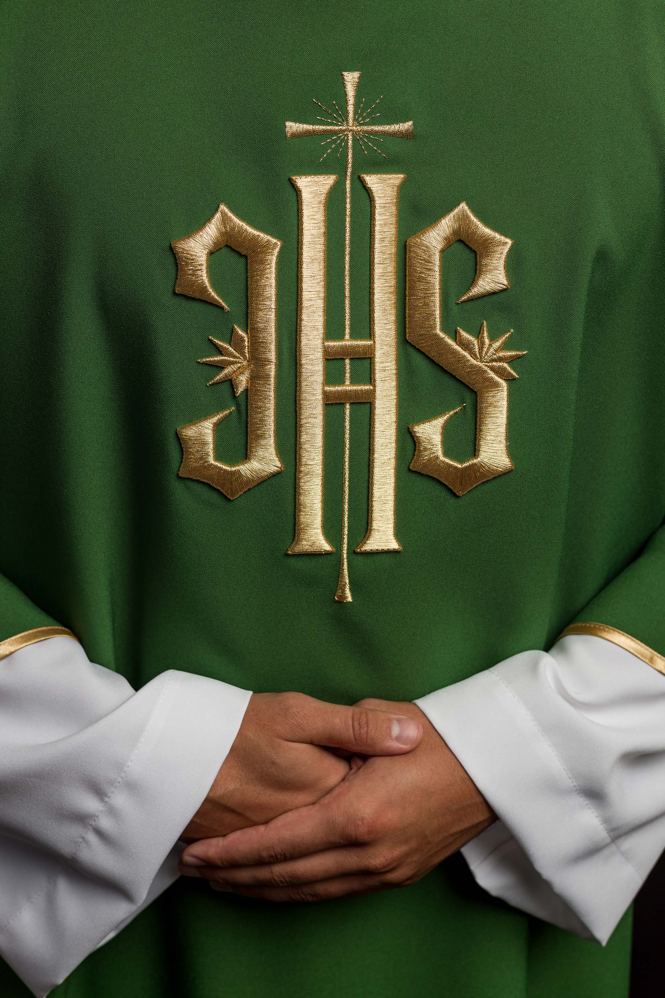 Dalmática verde com bordado IHS dourado