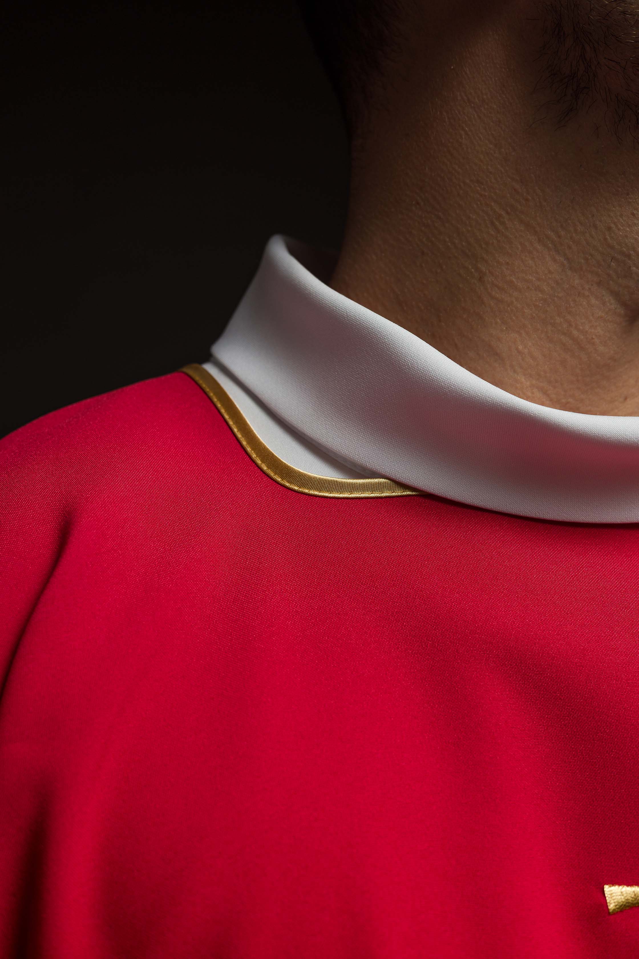 Dalmática vermelha com bordado IHS dourado