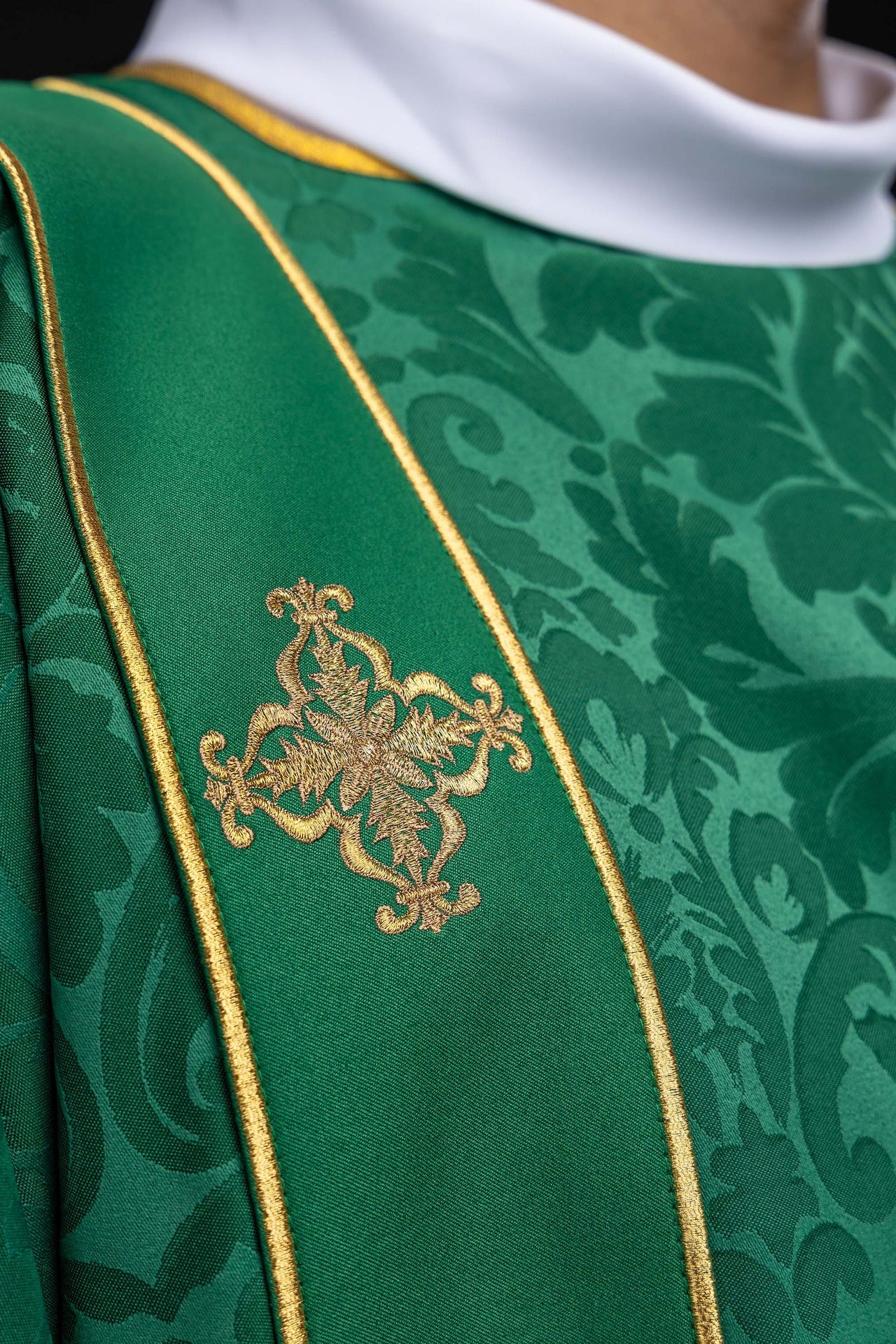 Dalmática verde de jacquard con bandas y cruces doradas bordadas