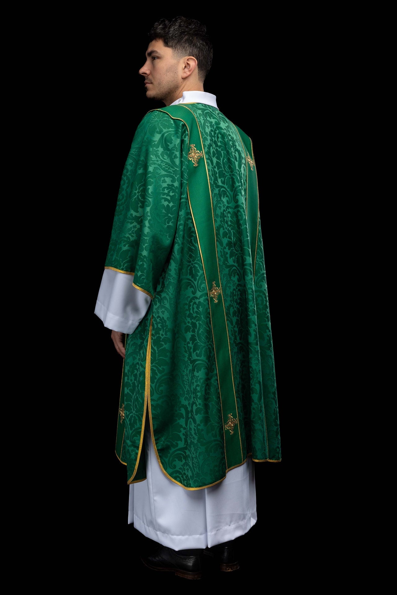 Dalmática verde de jacquard con bandas y cruces doradas bordadas