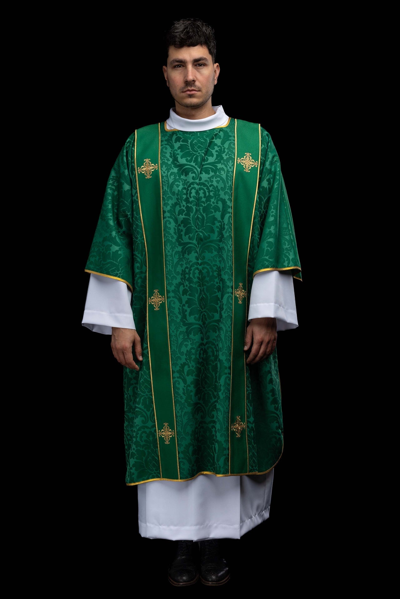 Dalmática verde de jacquard con bandas y cruces doradas bordadas
