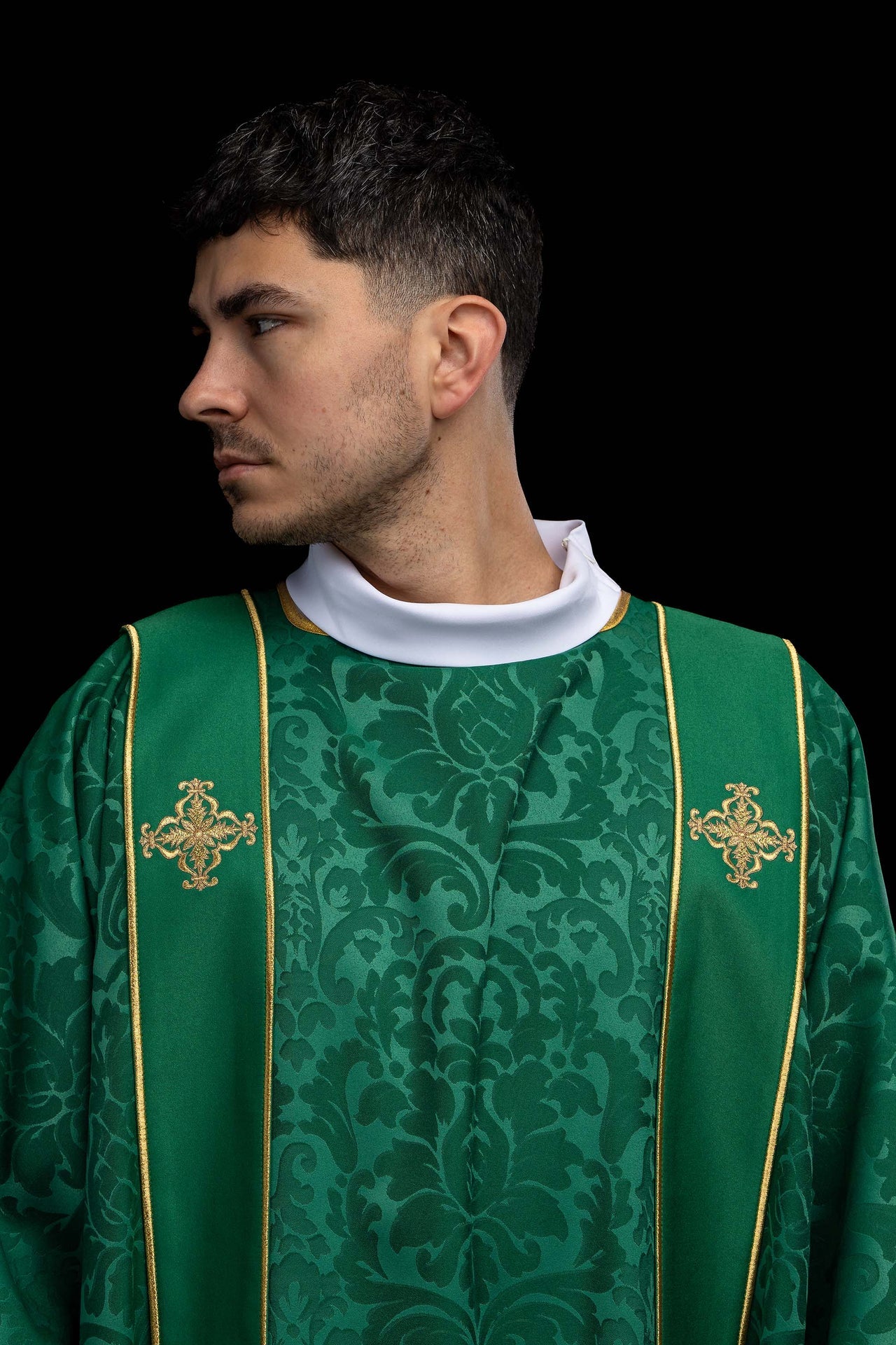 Dalmática verde de jacquard con bandas y cruces doradas bordadas