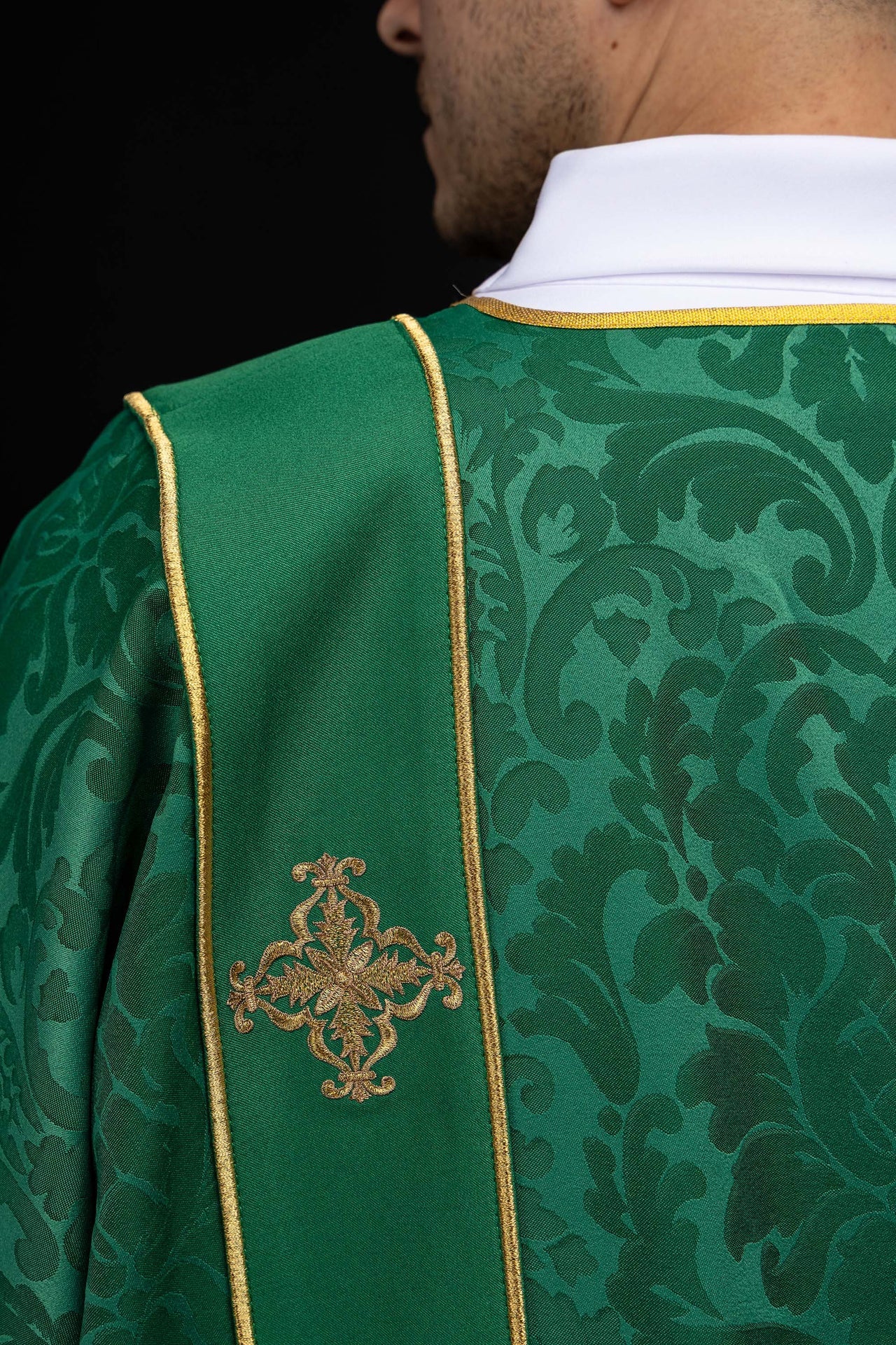 Dalmática verde de jacquard con bandas y cruces doradas bordadas