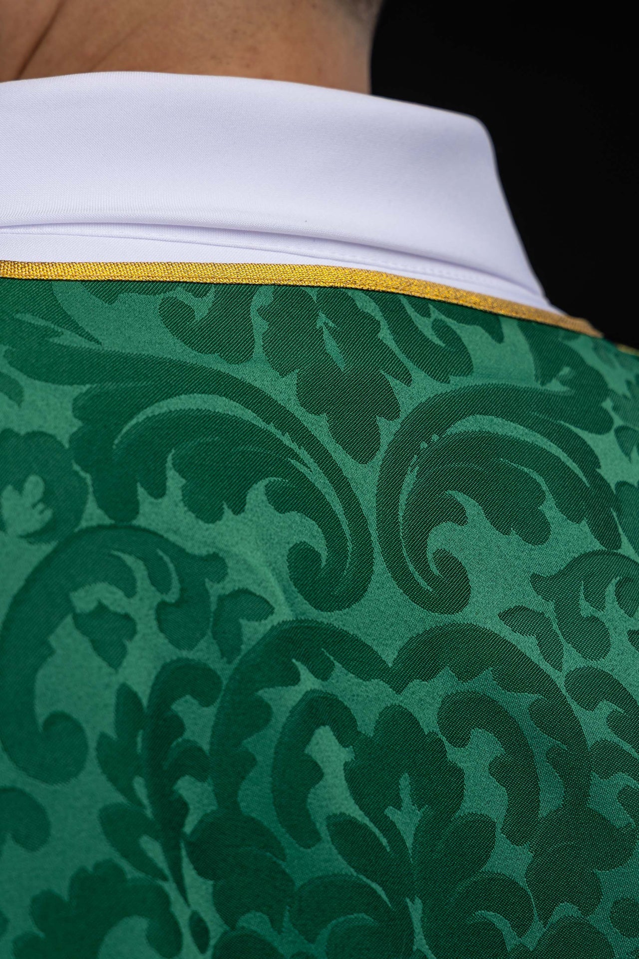 Dalmática verde de jacquard con bandas y cruces doradas bordadas