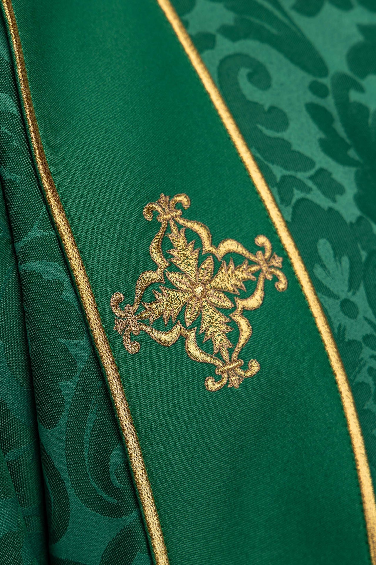 Dalmática verde de jacquard con bandas y cruces doradas bordadas