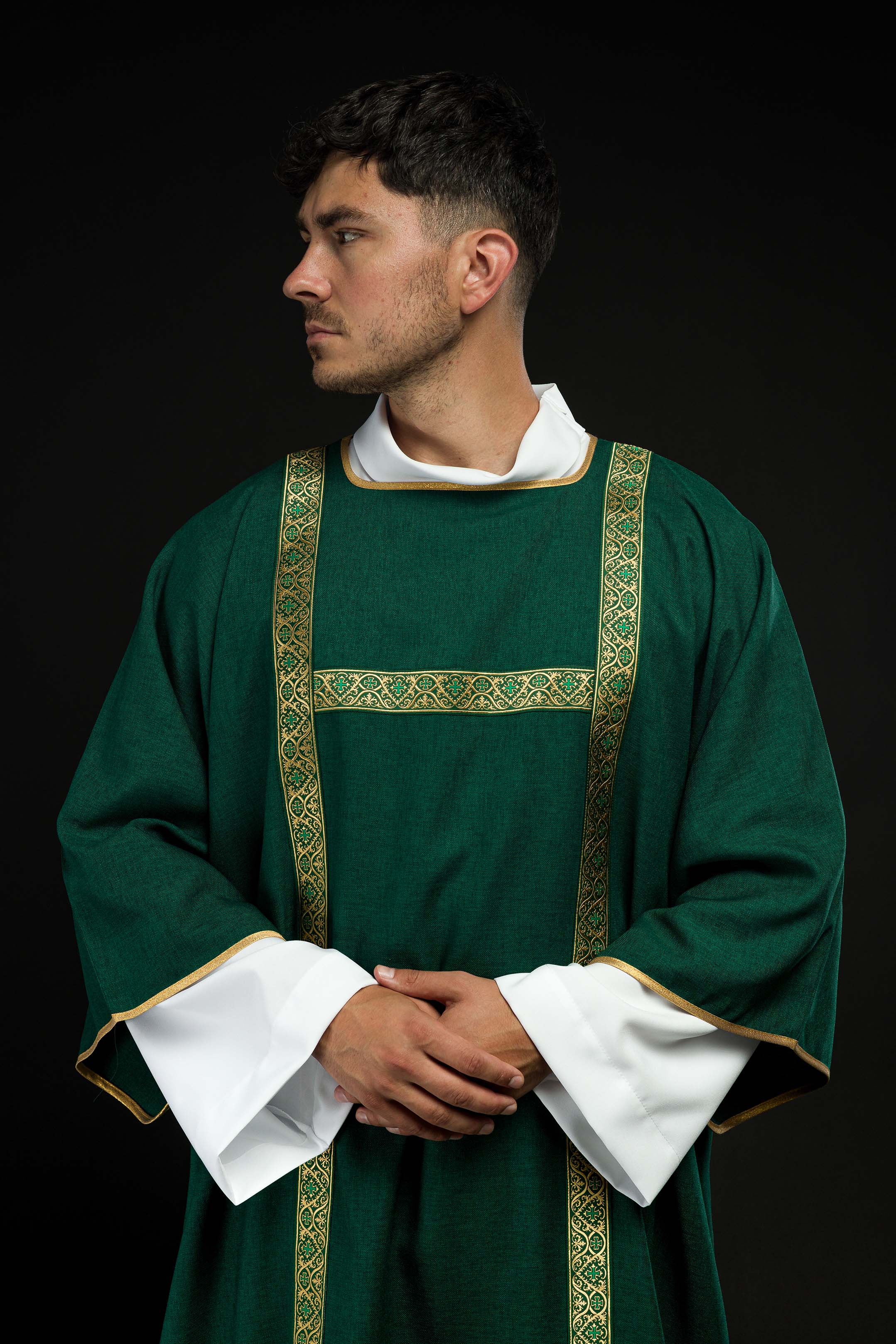 Dalmática verde decorada com fitas jacquard douradas