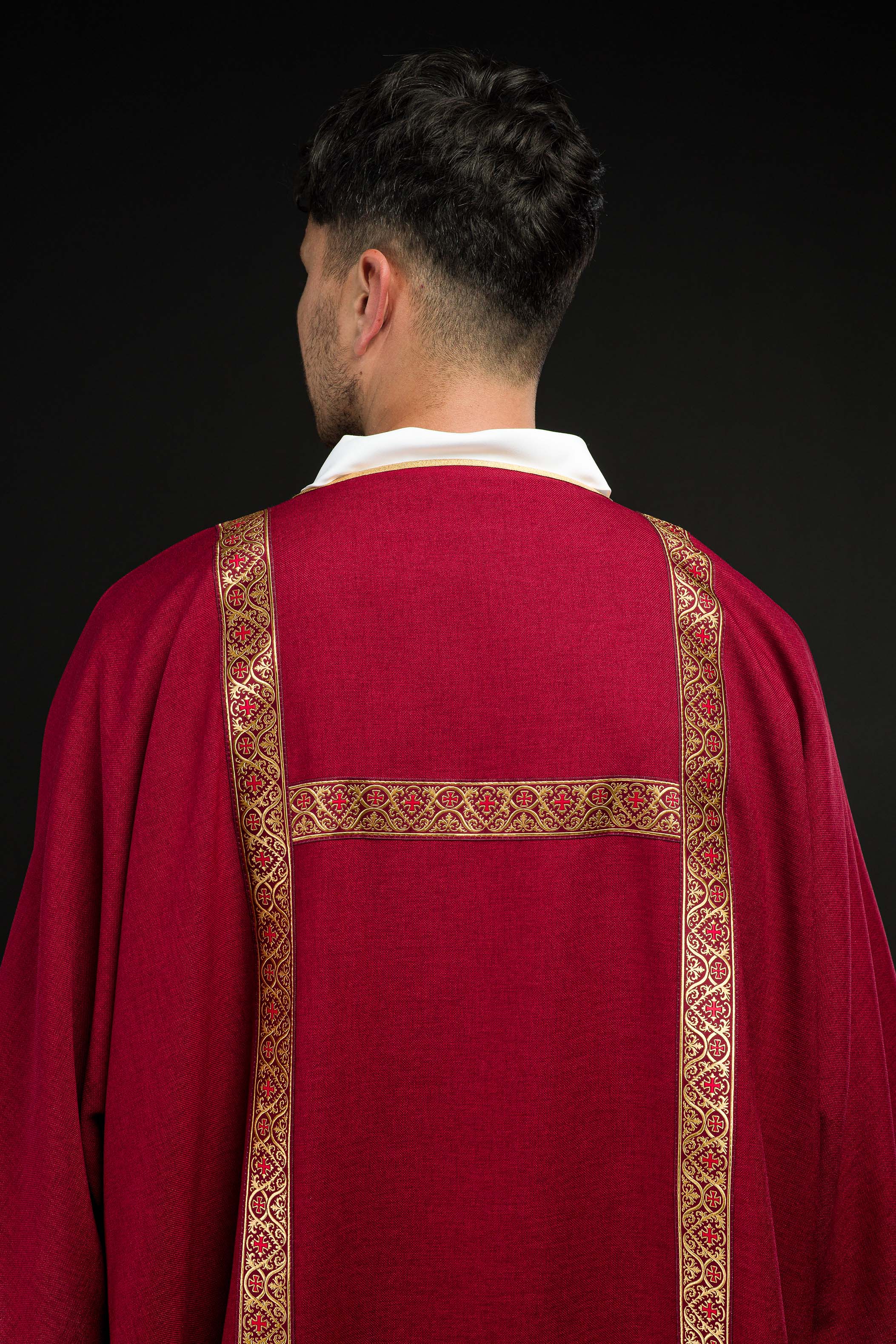 Dalmática vermelha decorada com fitas jacquard douradas 