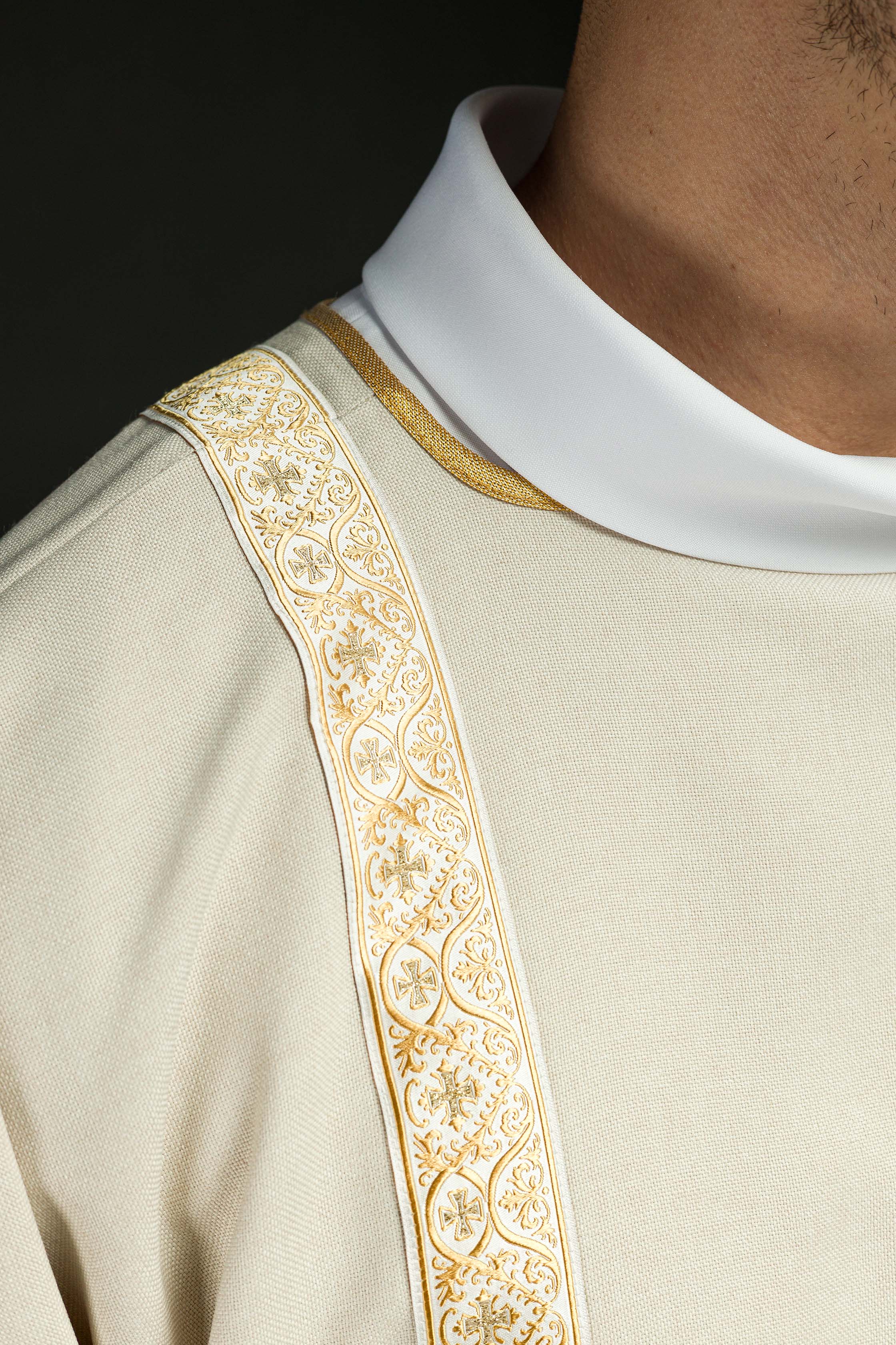 Dalmática crua decorada com fitas jacquard douradas 