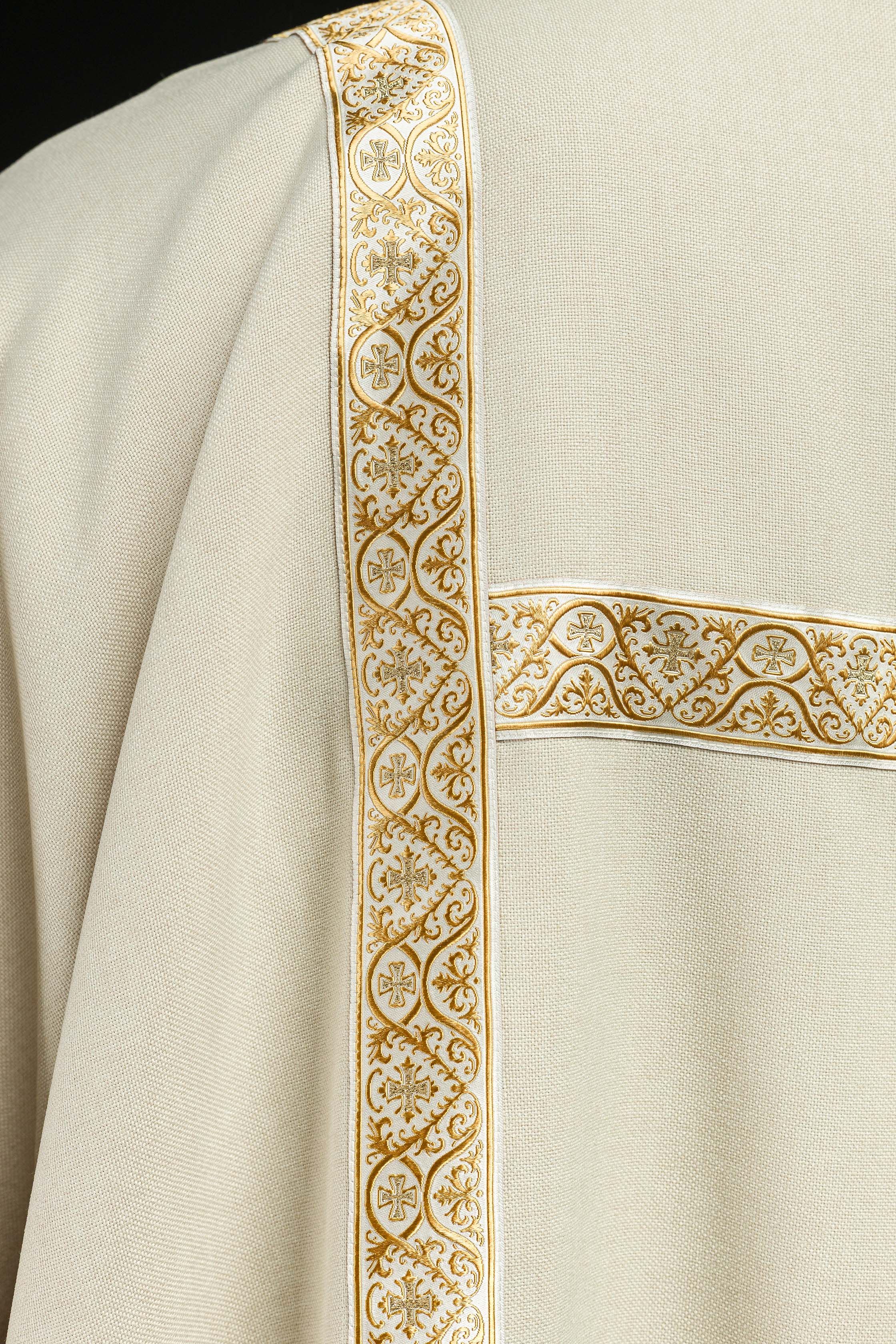 Dalmática crua decorada com fitas jacquard douradas 