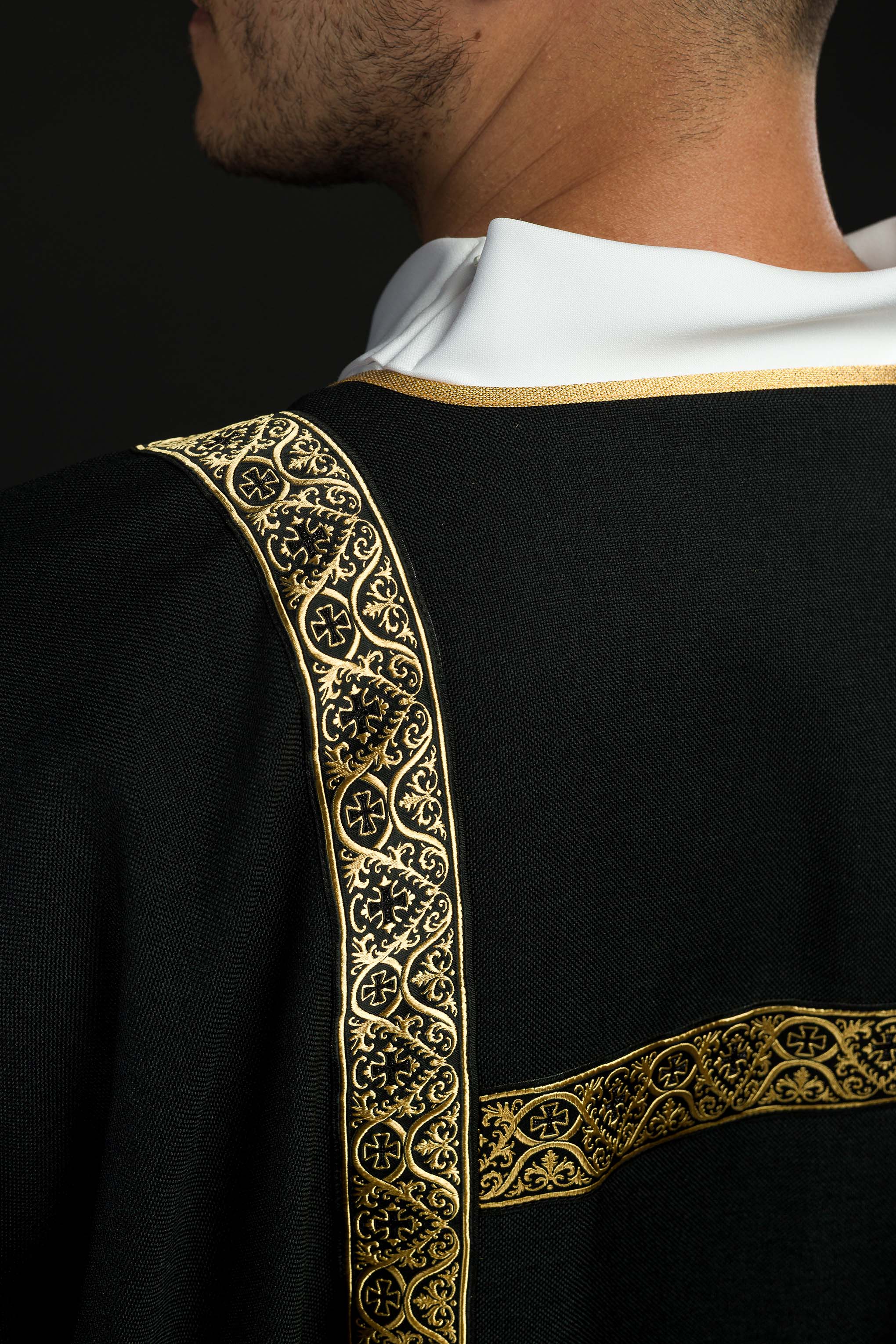 Dalmática preta decorada com fitas jacquard douradas 