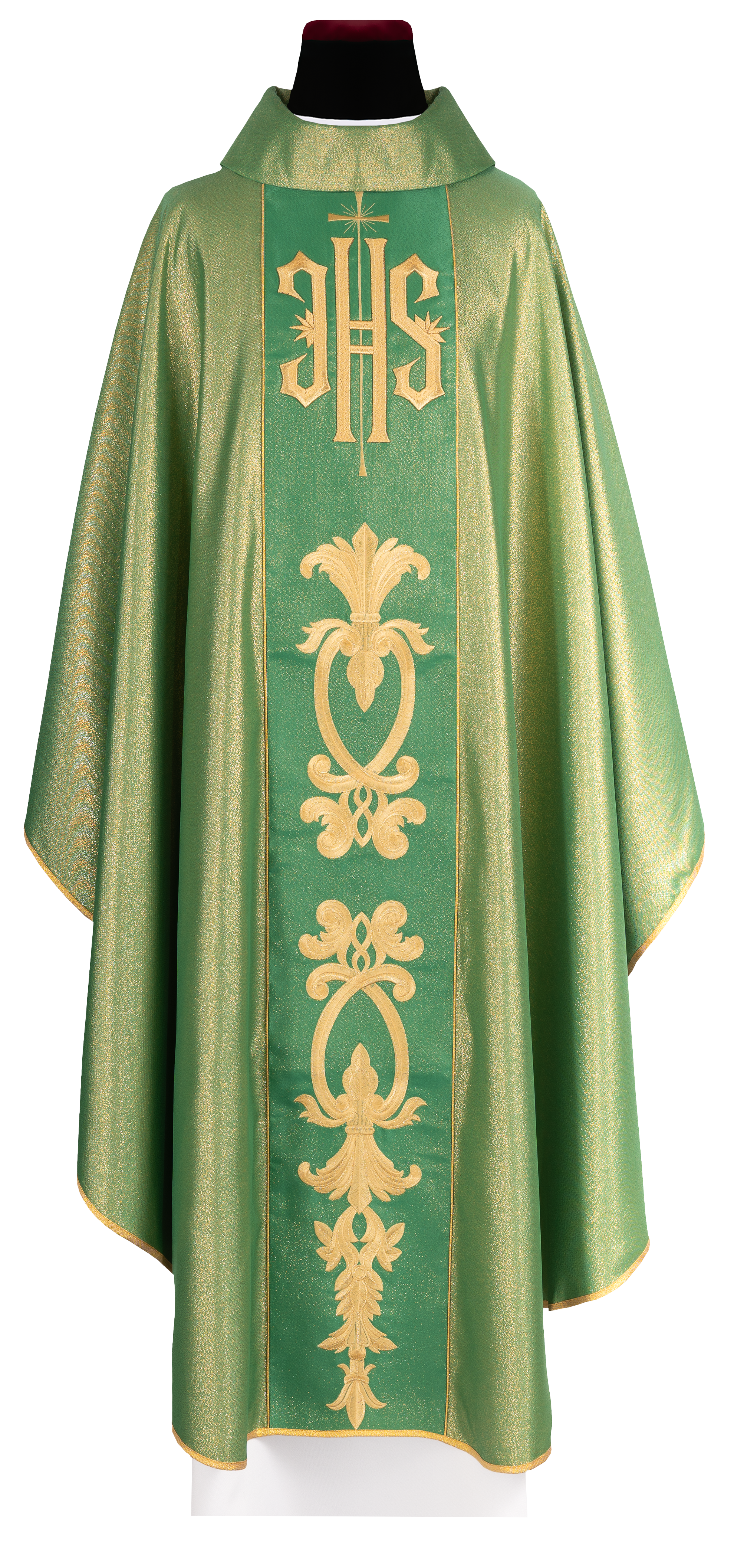 Casula verde ricamente decorada com motivo dourado e faixa larga com símbolo IHS