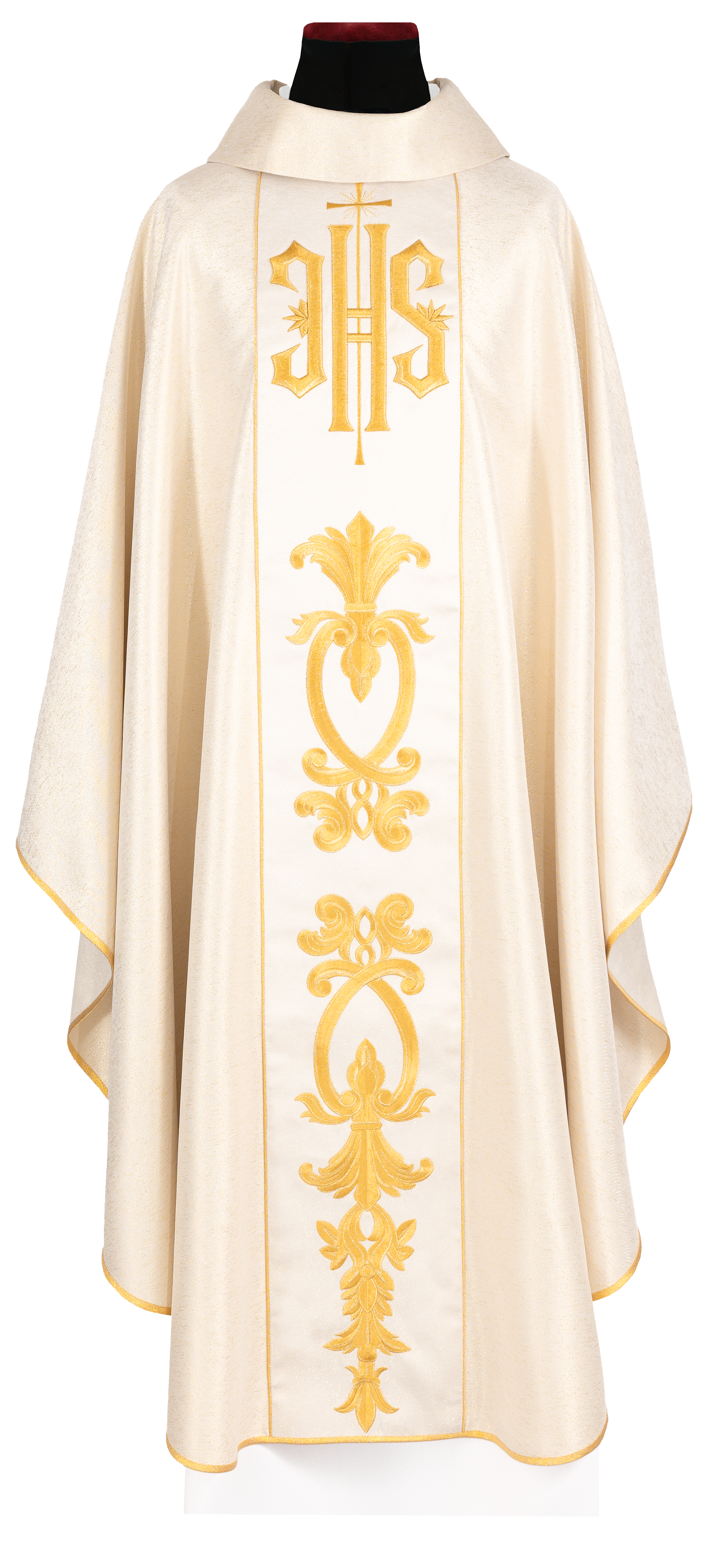 Casula dourada ricamente decorada com motivo dourado e faixa larga com símbolo IHS
