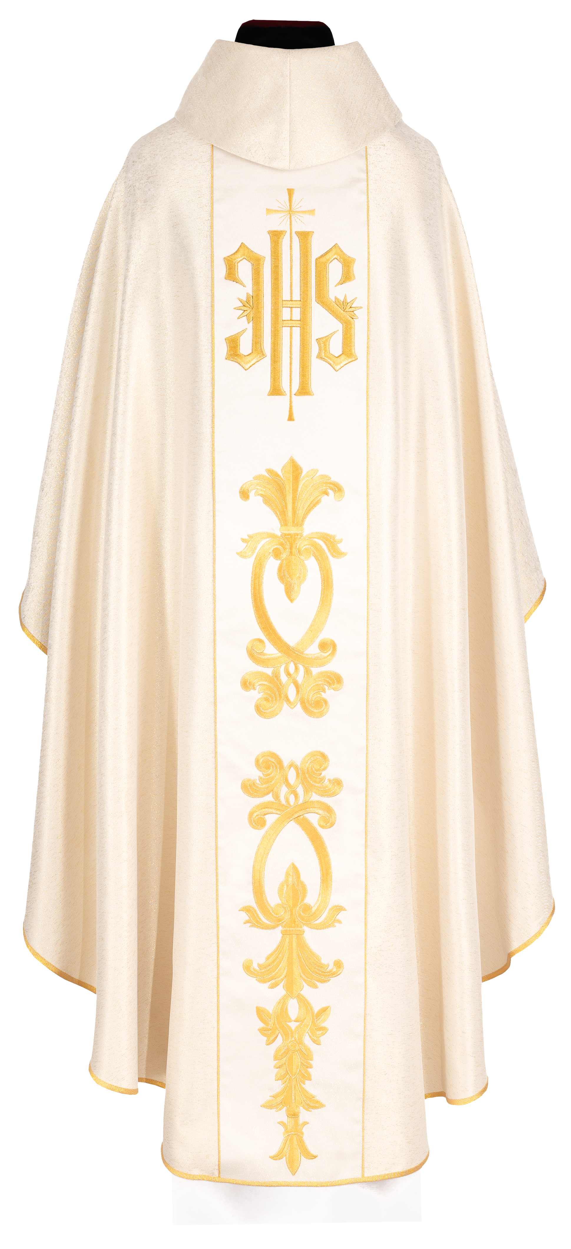 Casula dourada ricamente decorada com motivo dourado e faixa larga com símbolo IHS
