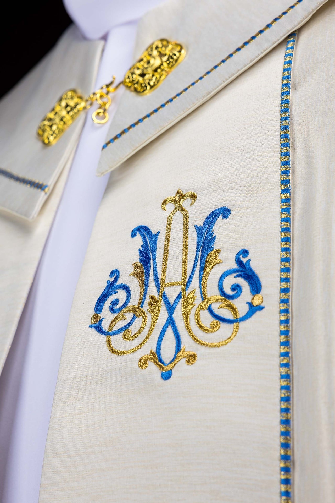 Capa bordada mariana en color ecru