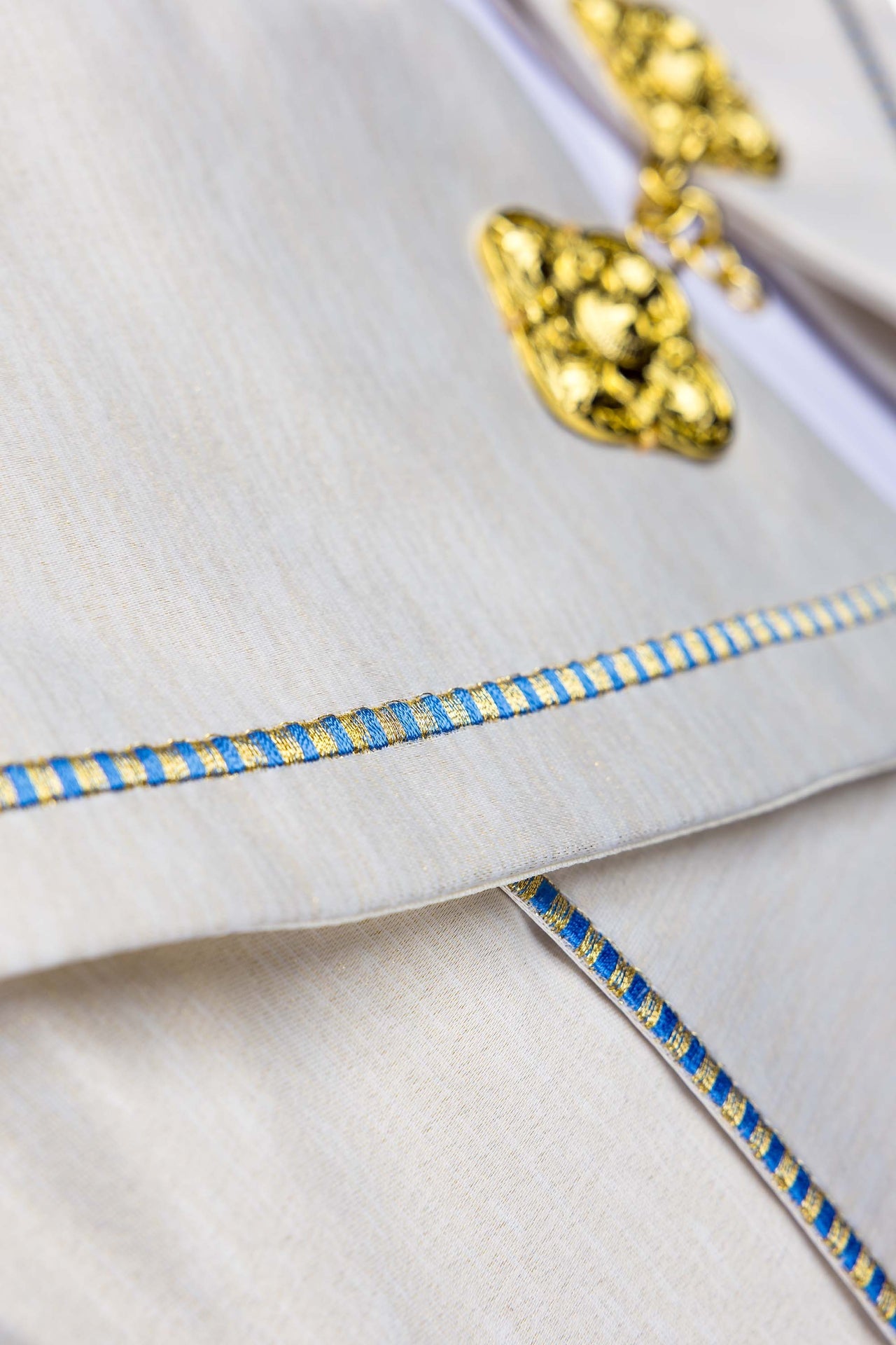 Capa bordada mariana en color ecru