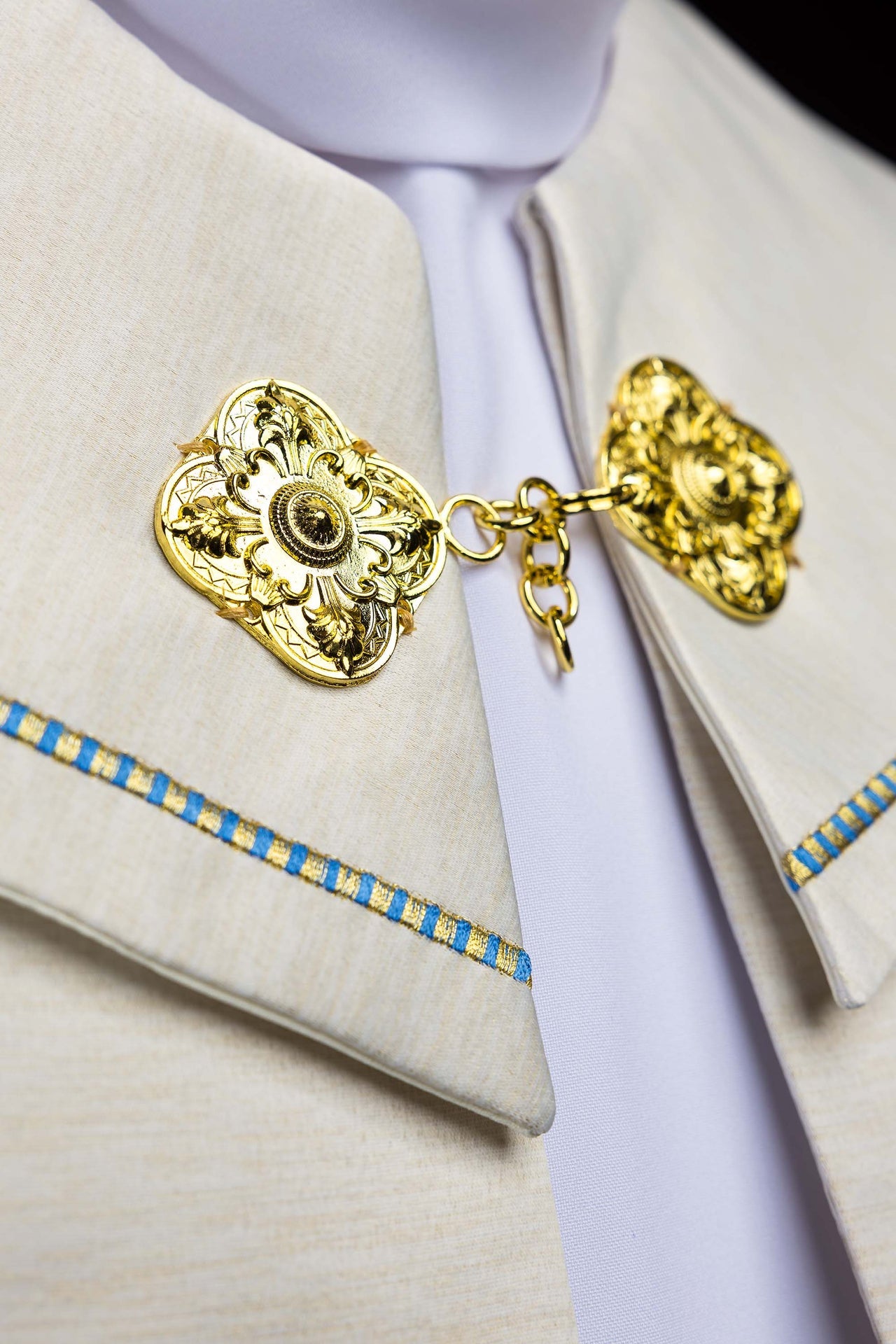 Capa bordada mariana en color ecru