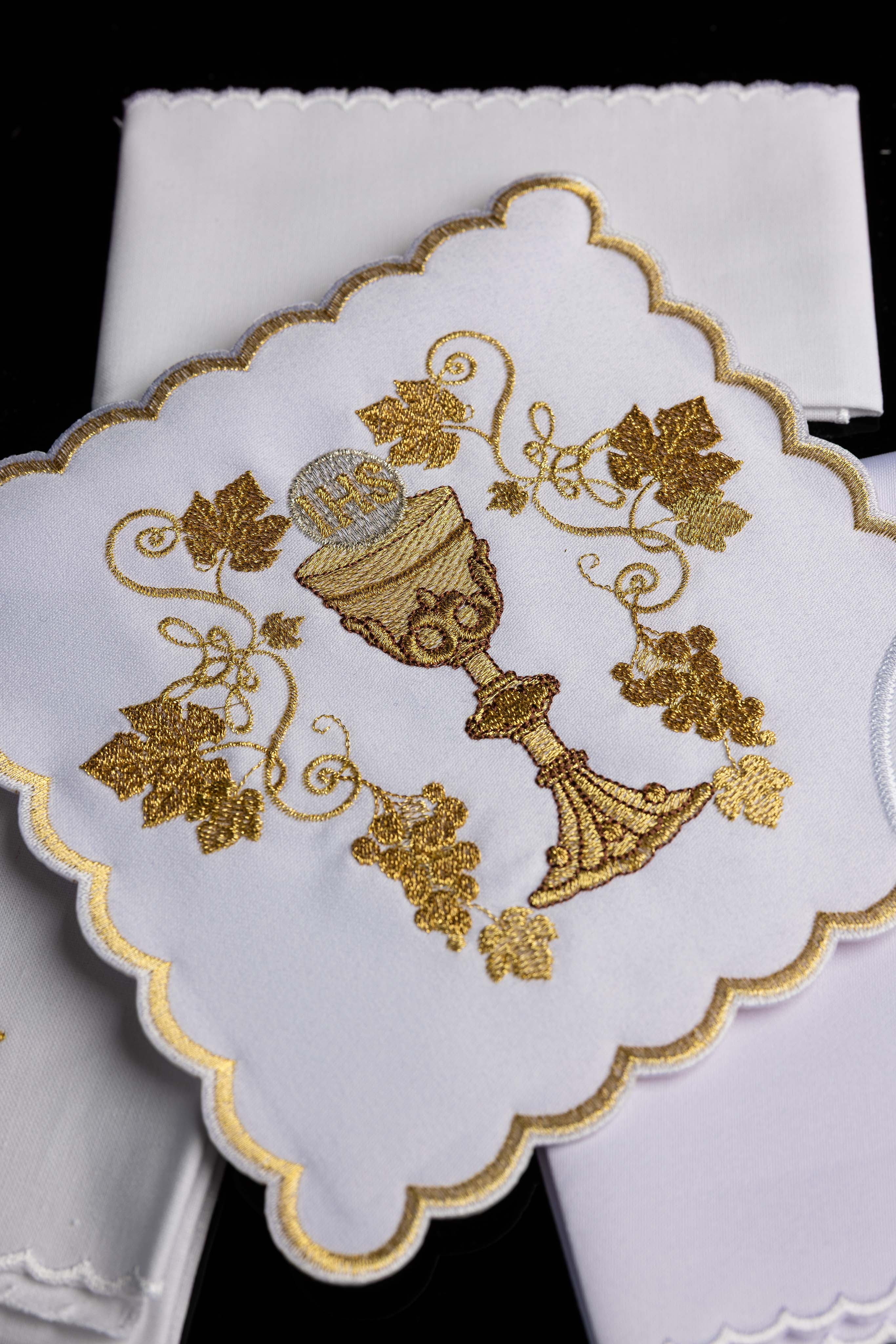 Servicio de altar bordado con motivo de cáliz