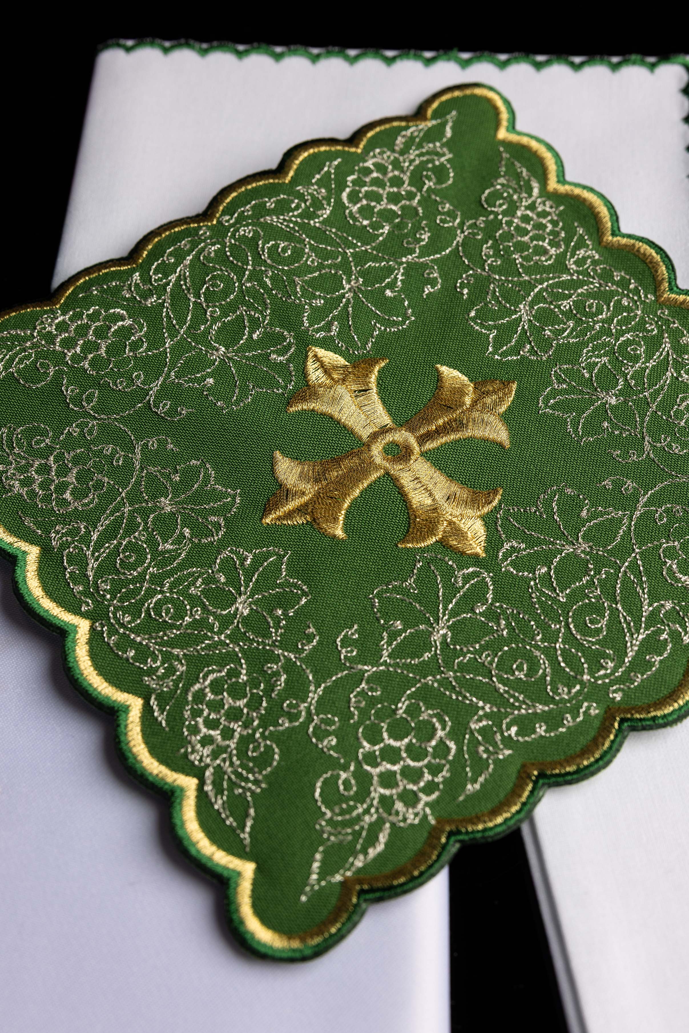 Servicio de altar bordado con motivo de cruz verde