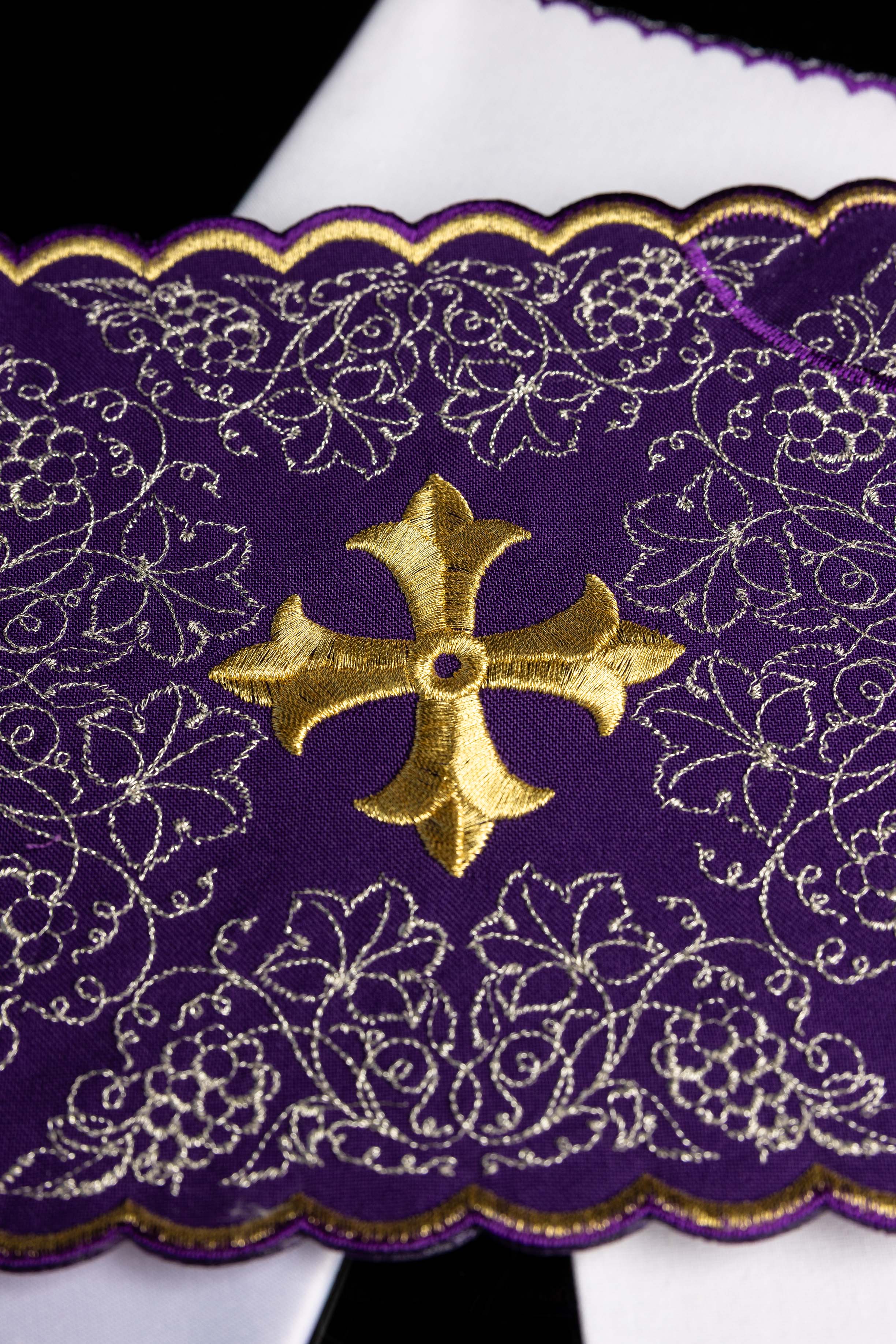 Servicio de altar bordado con motivo de cruz morado