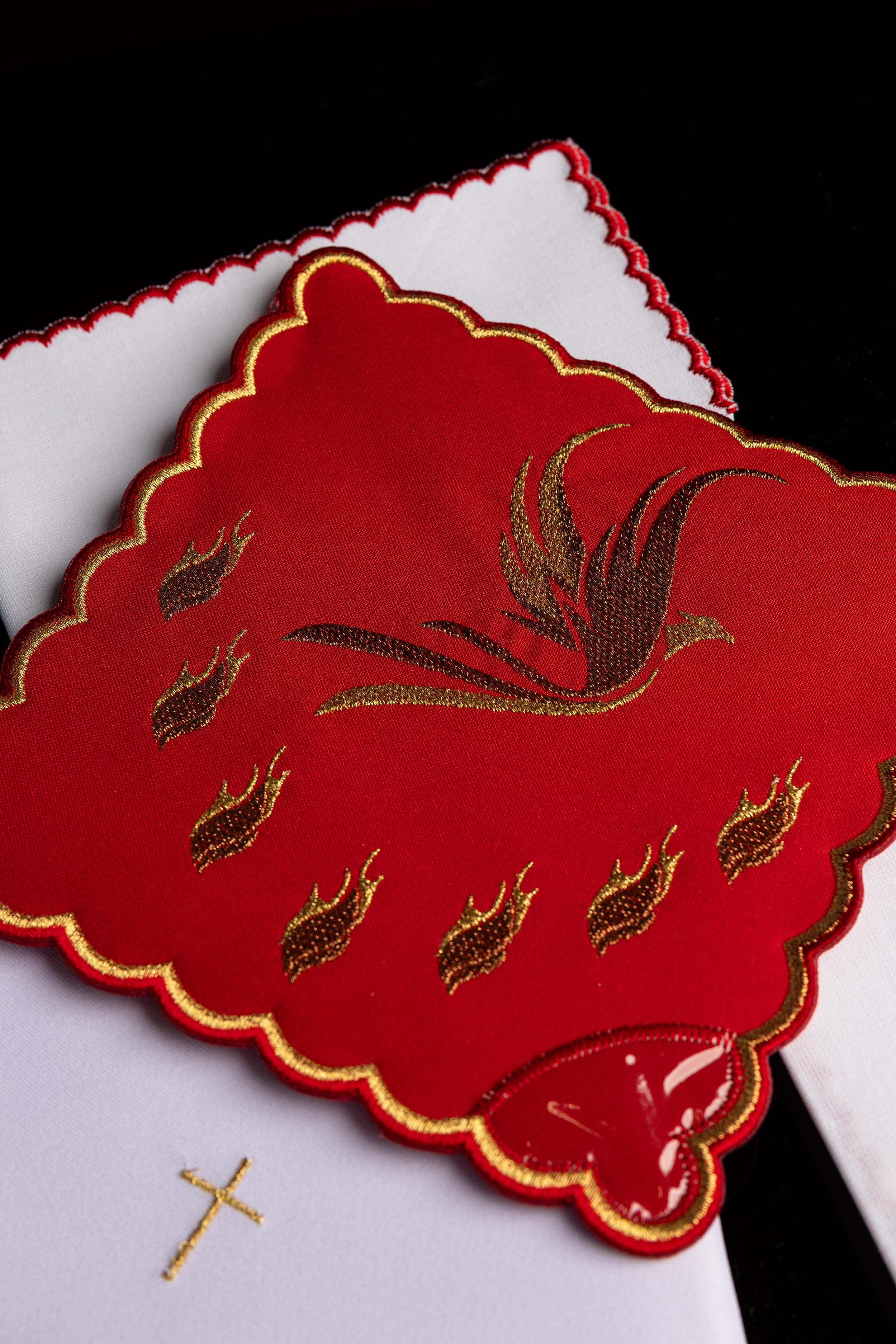 Servicio de altar rojo con bordado del Espíritu Santo