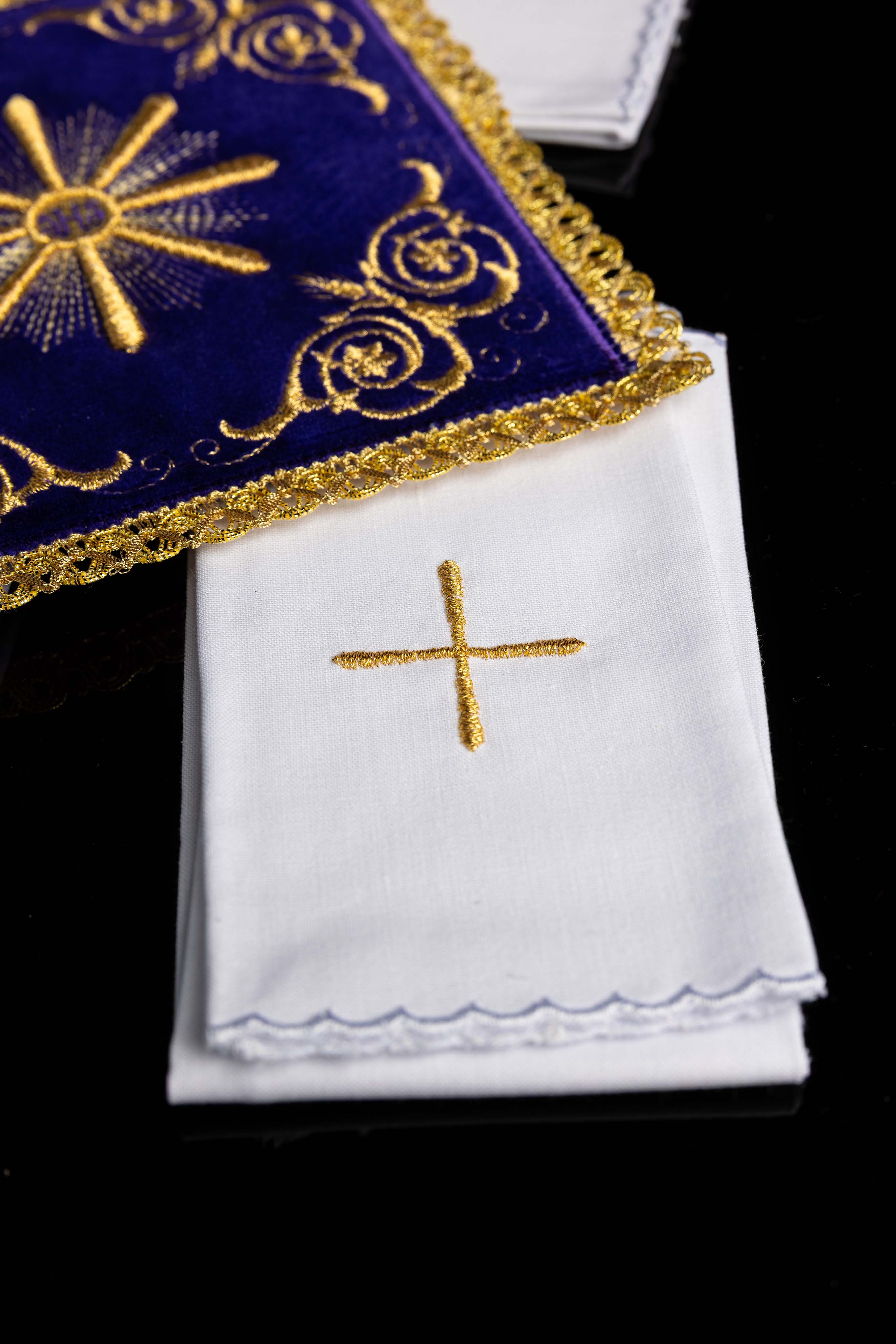 Servicio de altar bordado en terciopelo morado