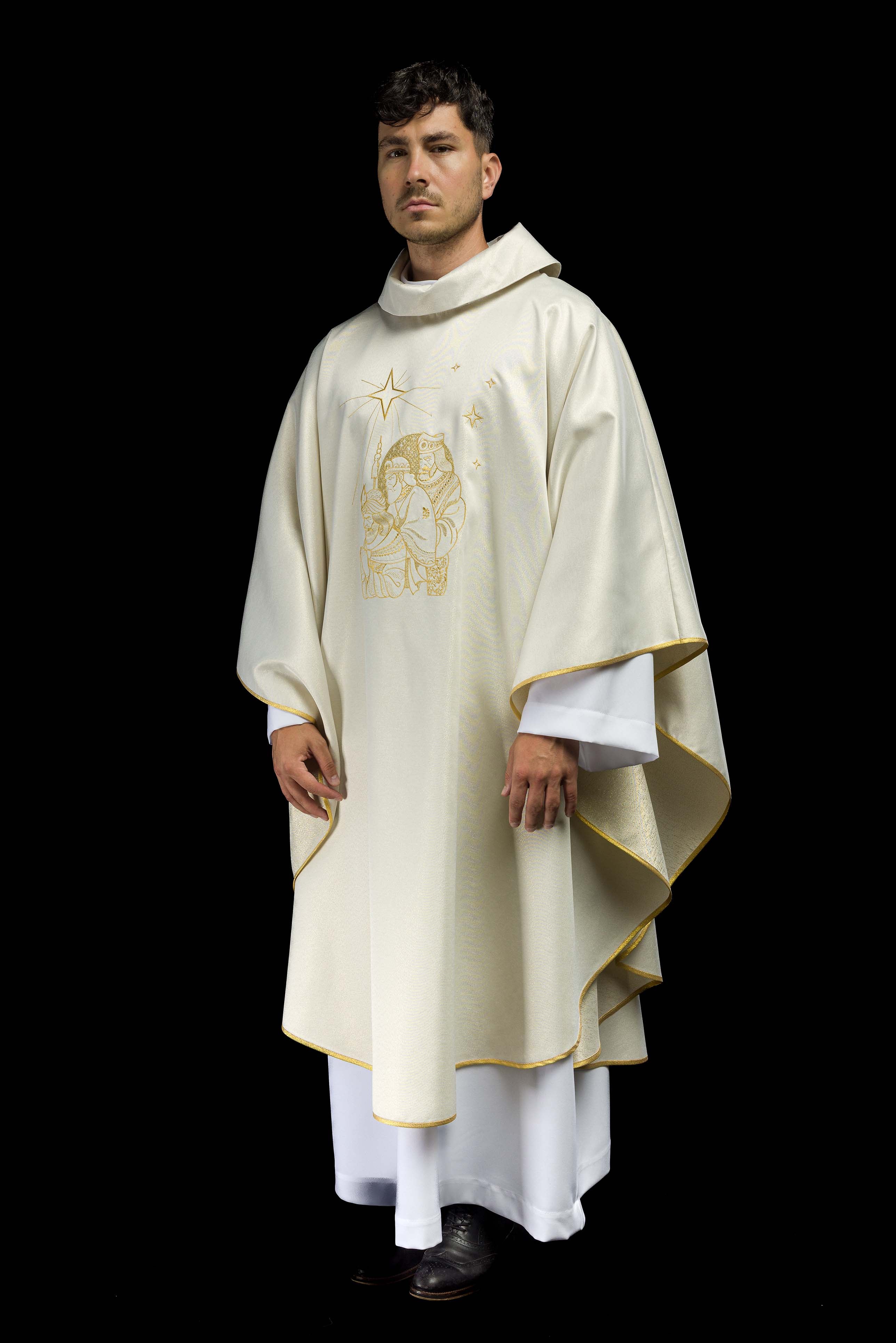 Casula brilhante com bordado dourado e imagem dos Três Reis Magos