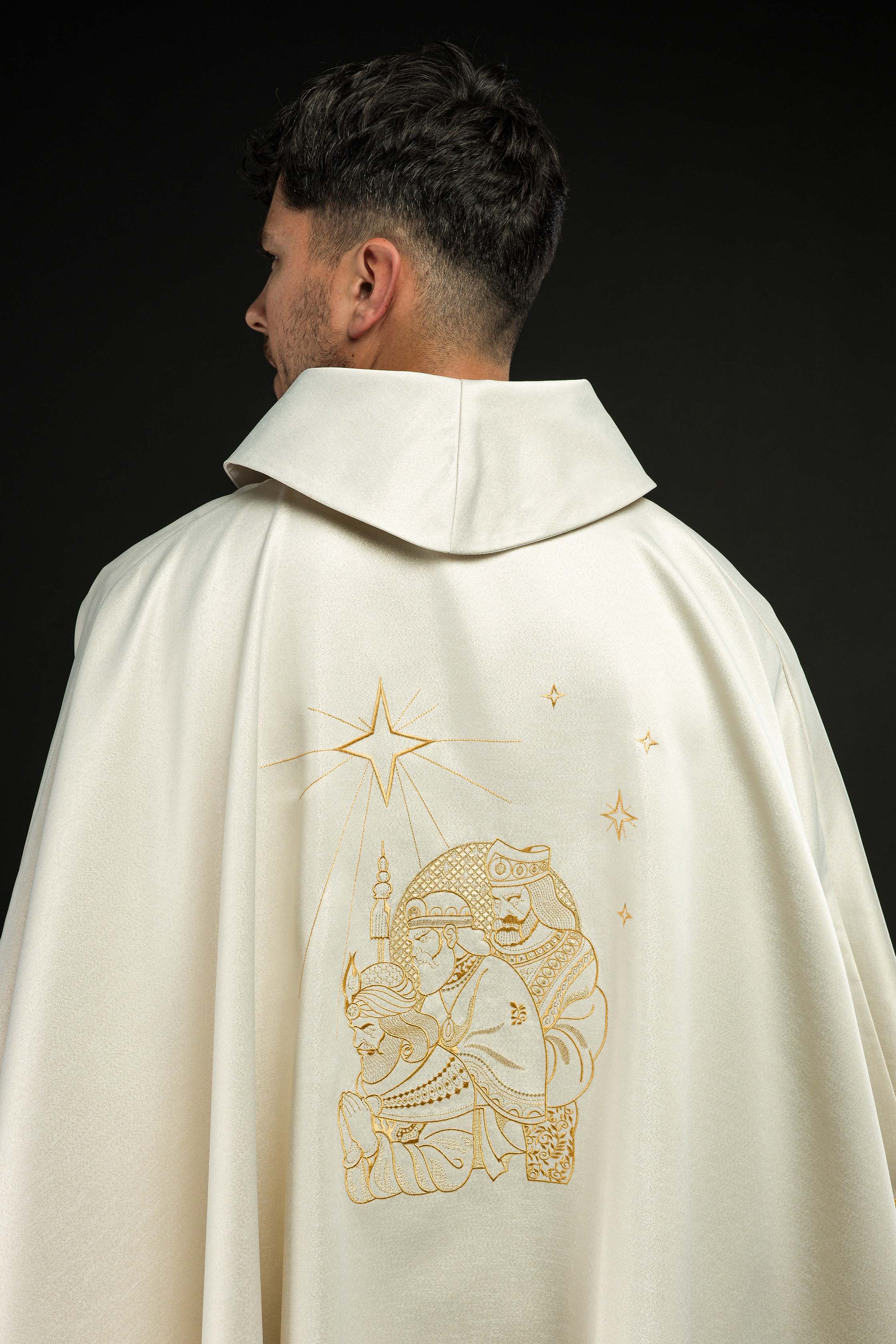 Casula brilhante com bordado dourado e imagem dos Três Reis Magos