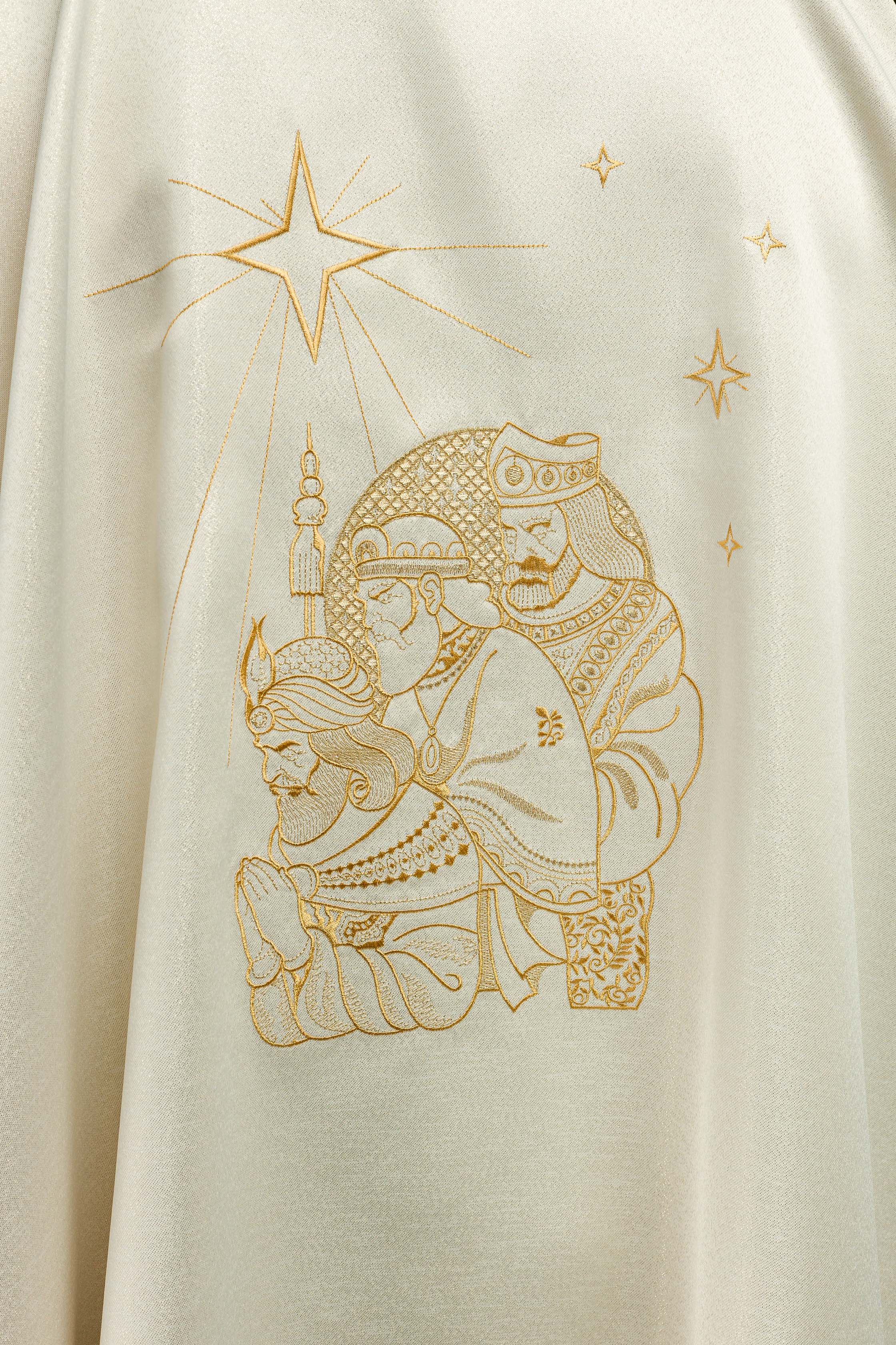 Casula brilhante com bordado dourado e imagem dos Três Reis Magos