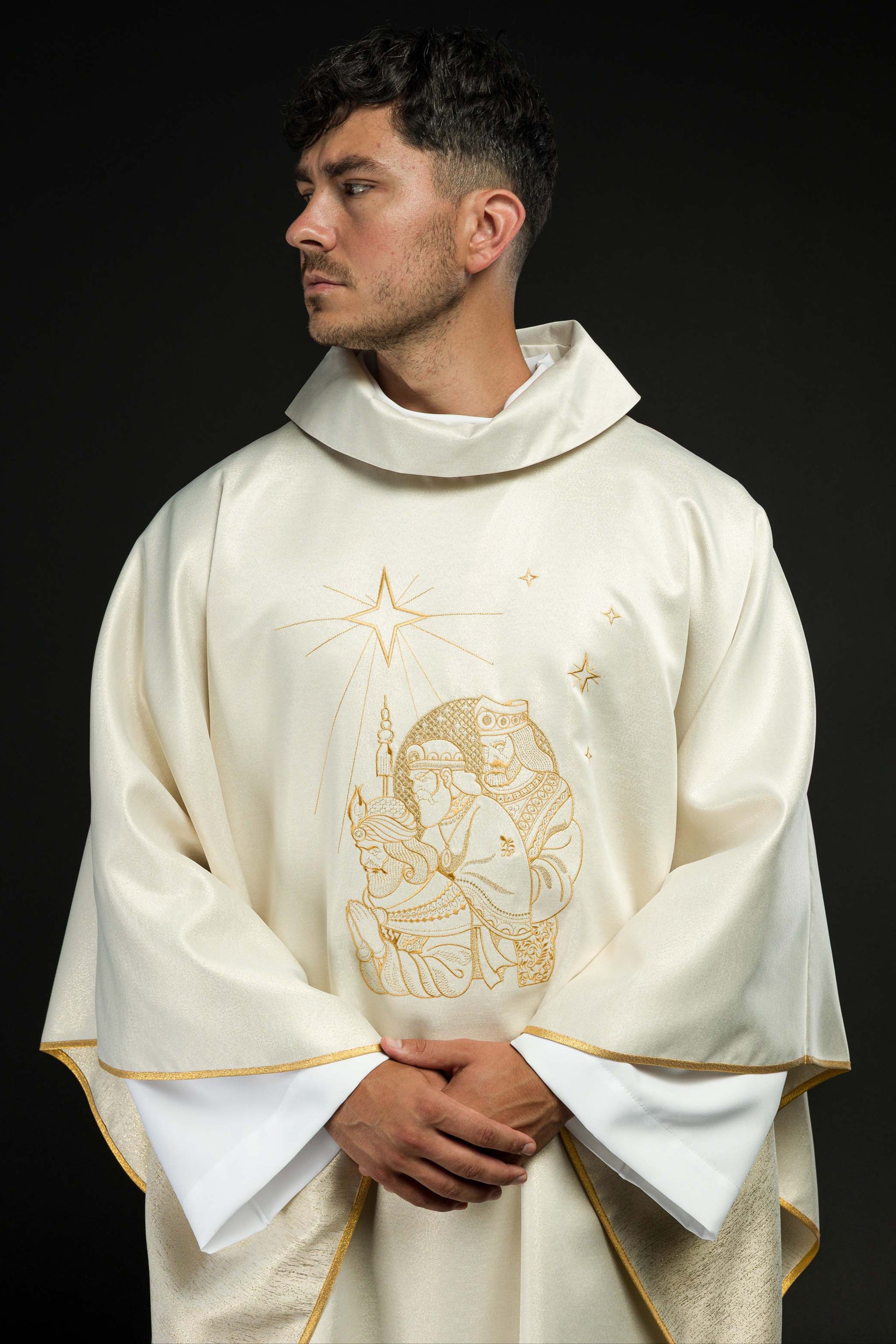 Casula brilhante com bordado dourado e imagem dos Três Reis Magos