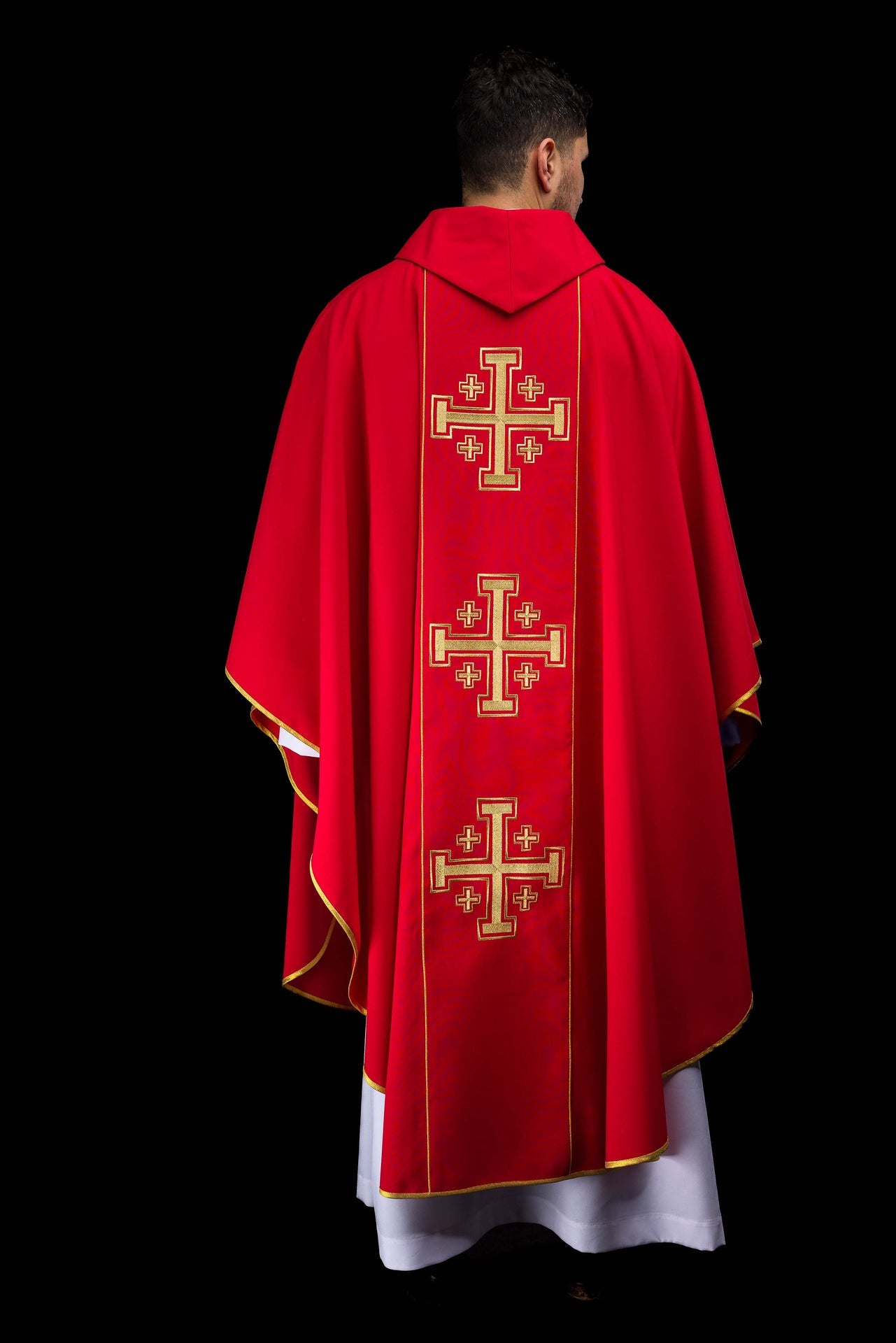 Casulla bordada de color rojo con banda y cruces de Jerusalén