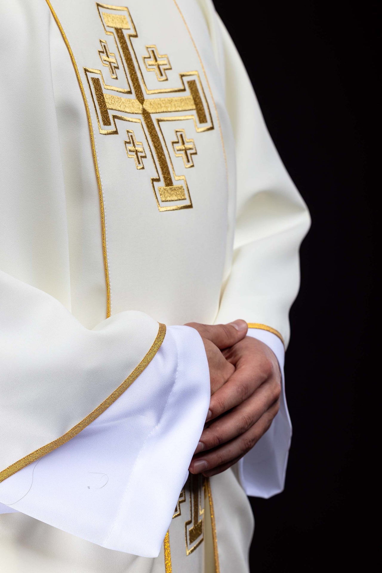 Casulla bordada en color ecru con banda y cruces de Jerusalén