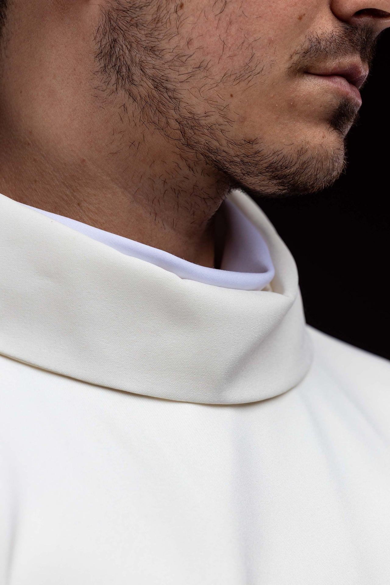 Casulla bordada con motivo mariano en color ecru