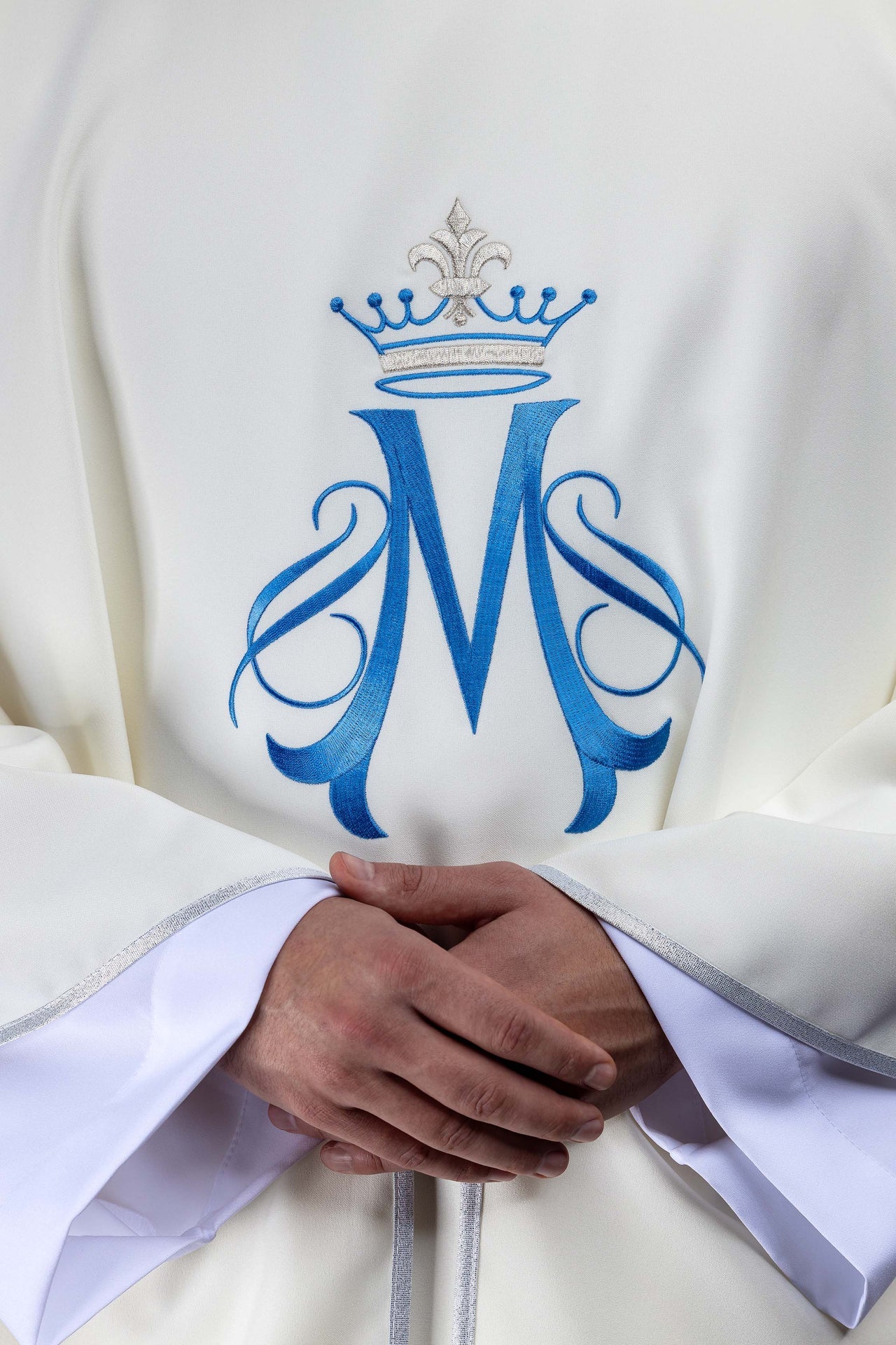 Casulla bordada con motivo mariano en color ecru