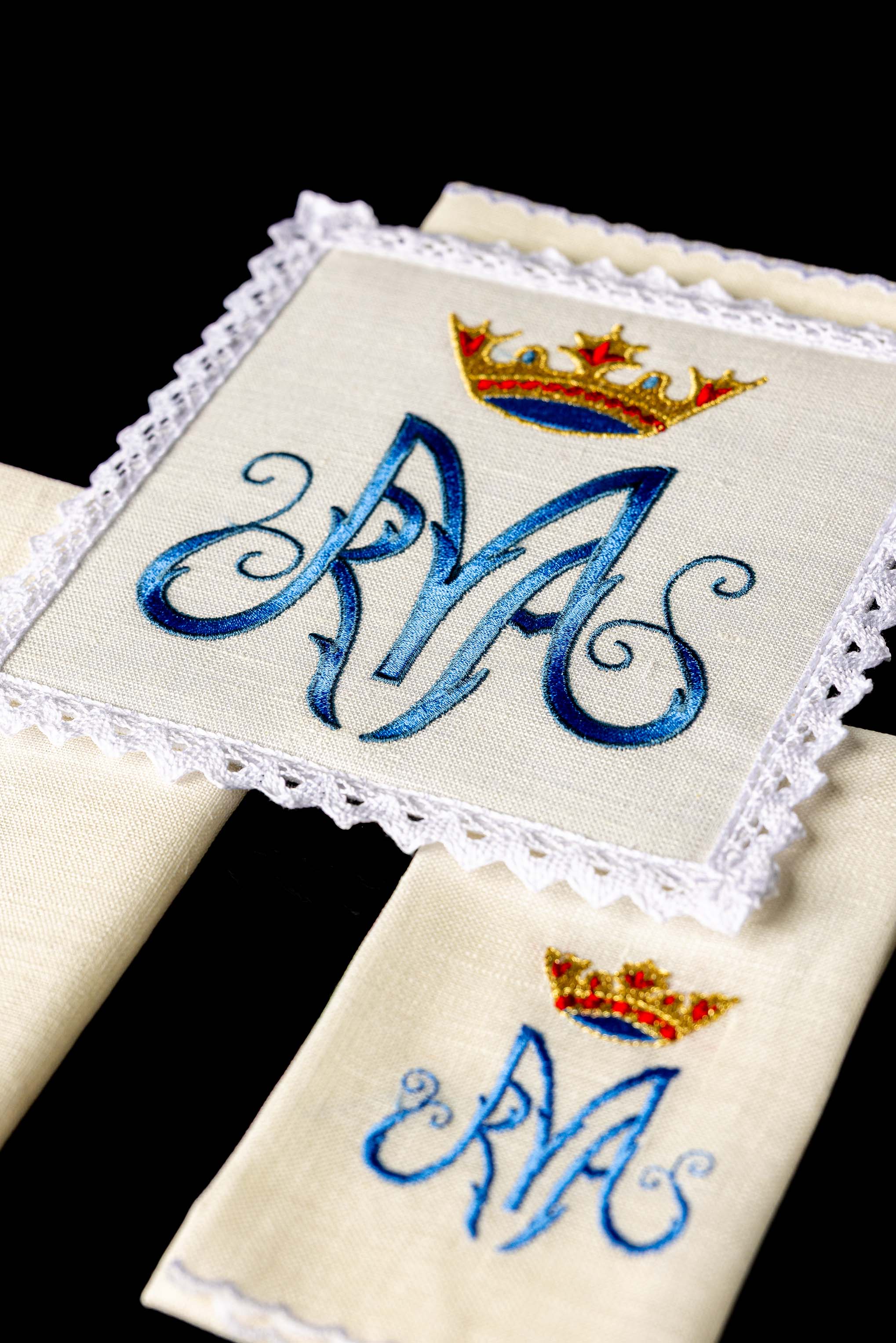 Conjunto de altar em linho com bordado mariano