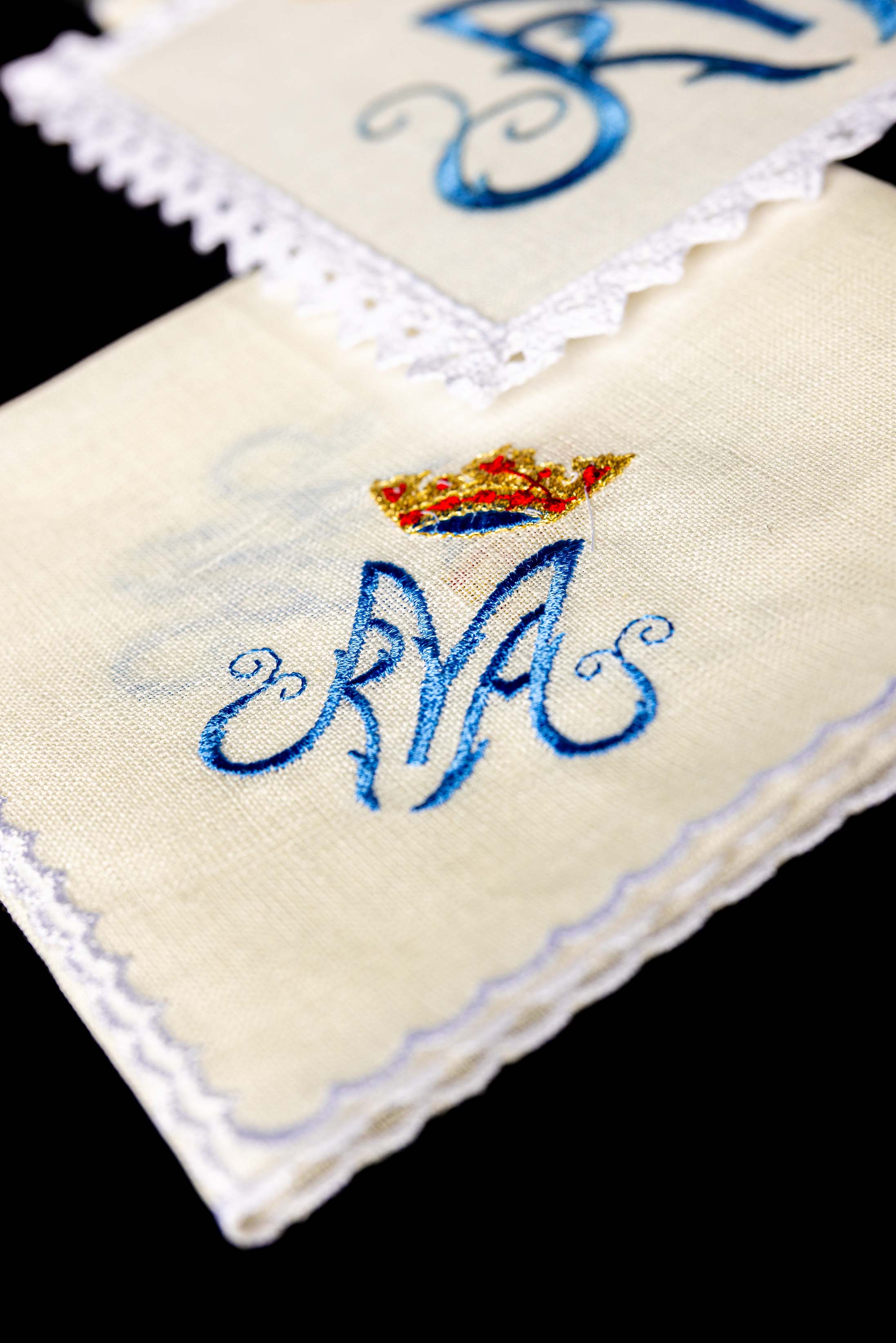 Conjunto de altar em linho com bordado mariano