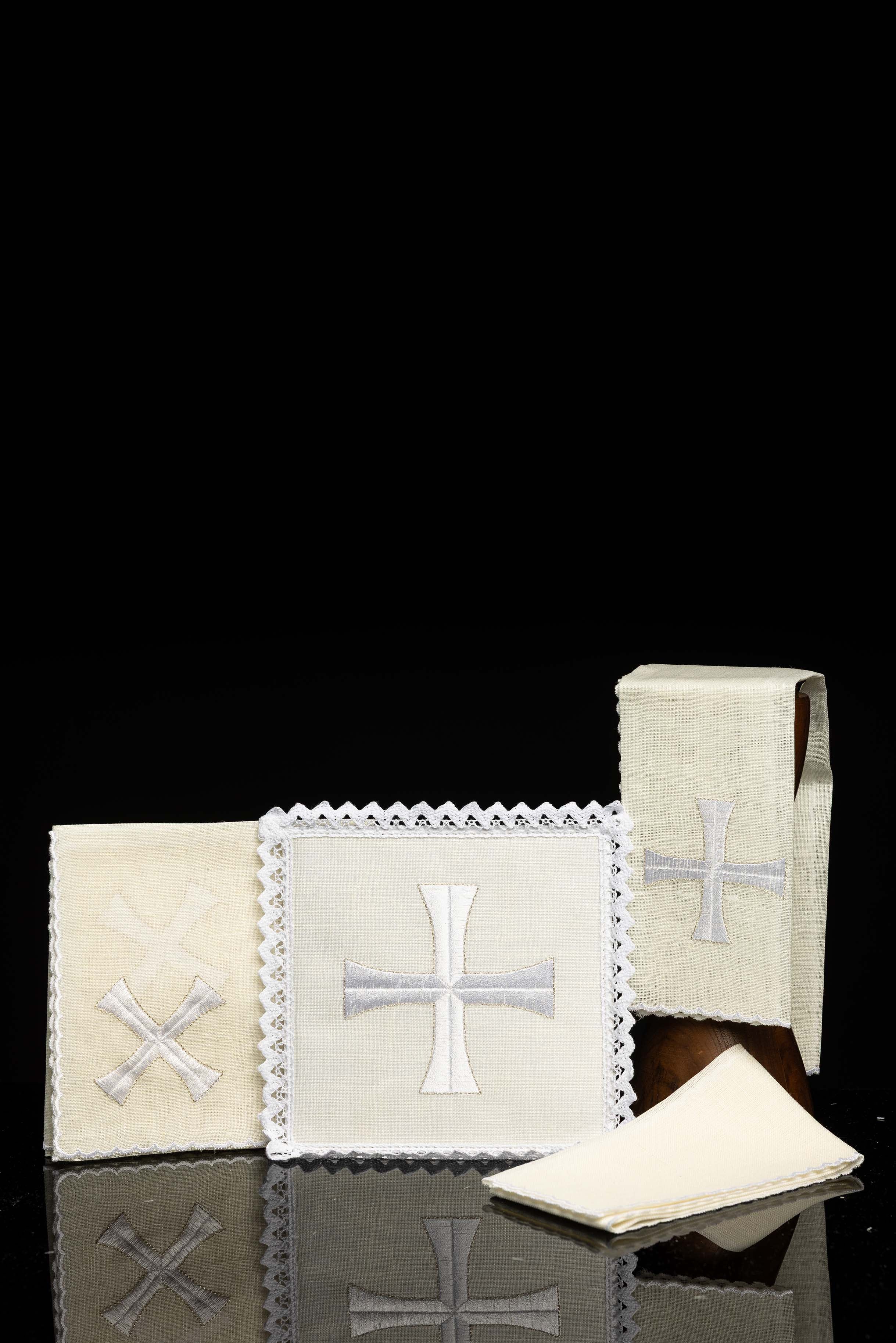 Conjunto de altar em linho com bordado simples em cruz