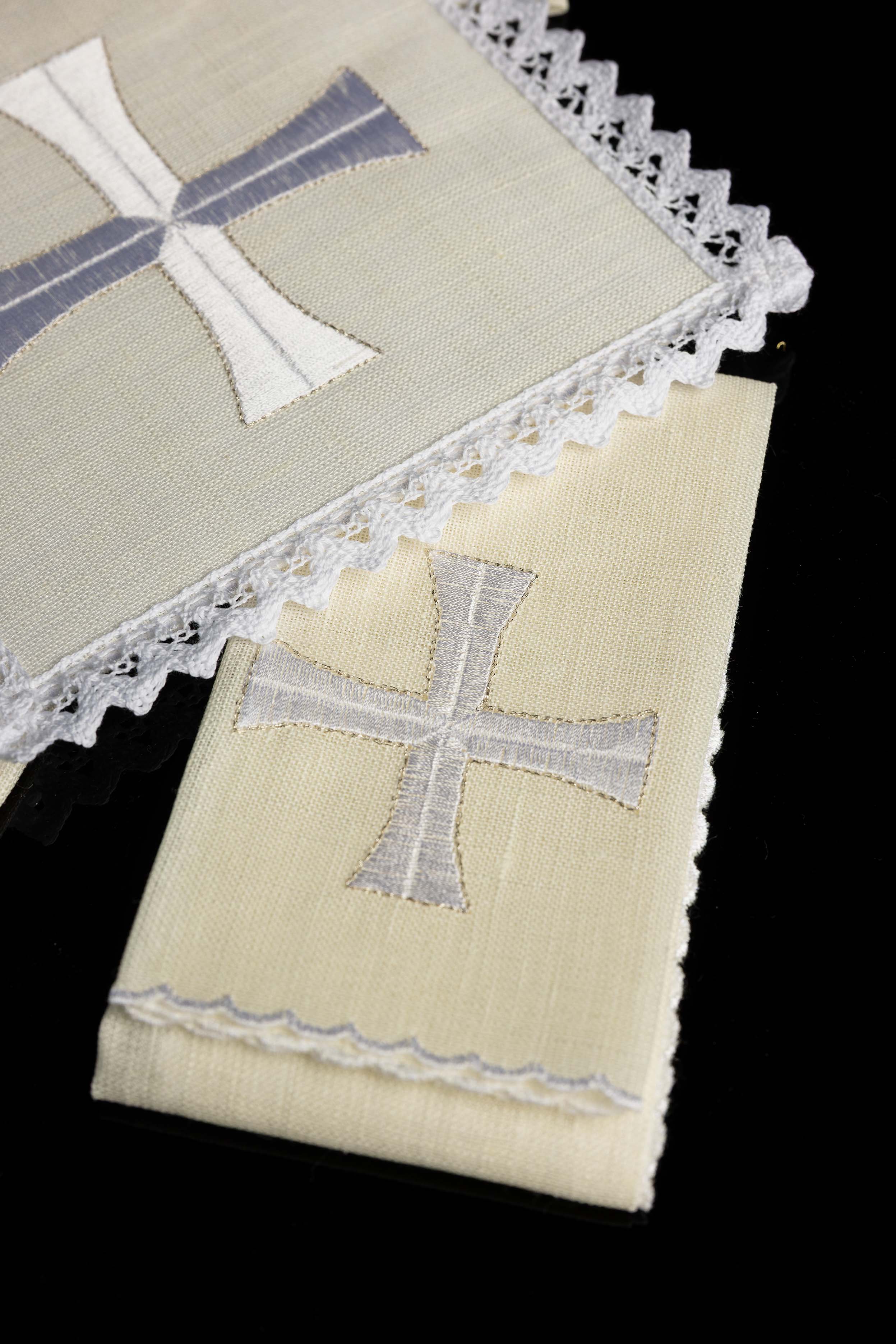 Conjunto de altar em linho com bordado simples em cruz