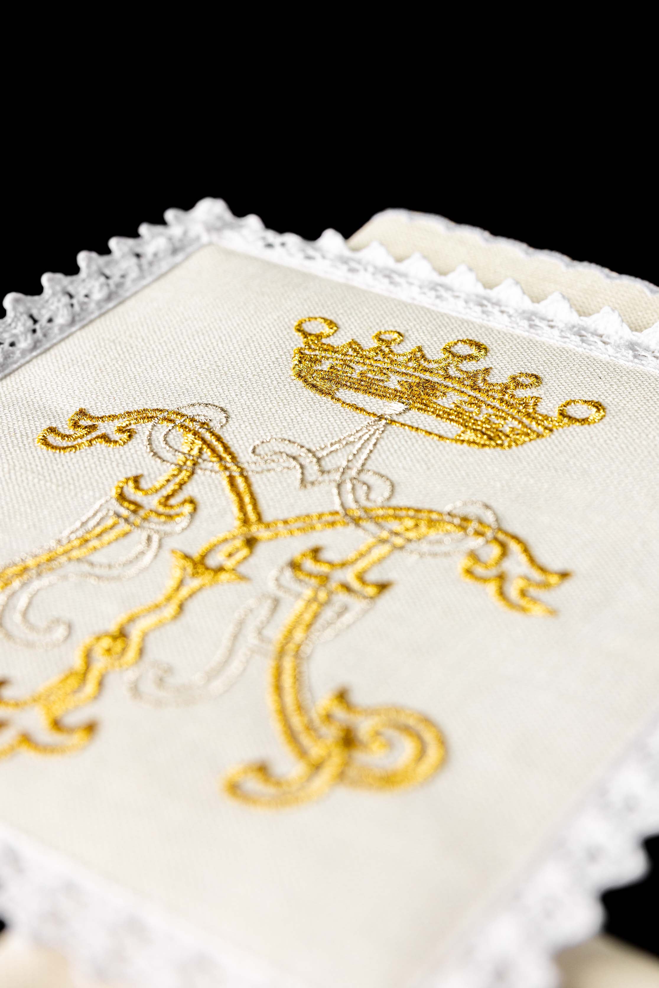 Conjunto de altar em linho com bordados marianos em ouro