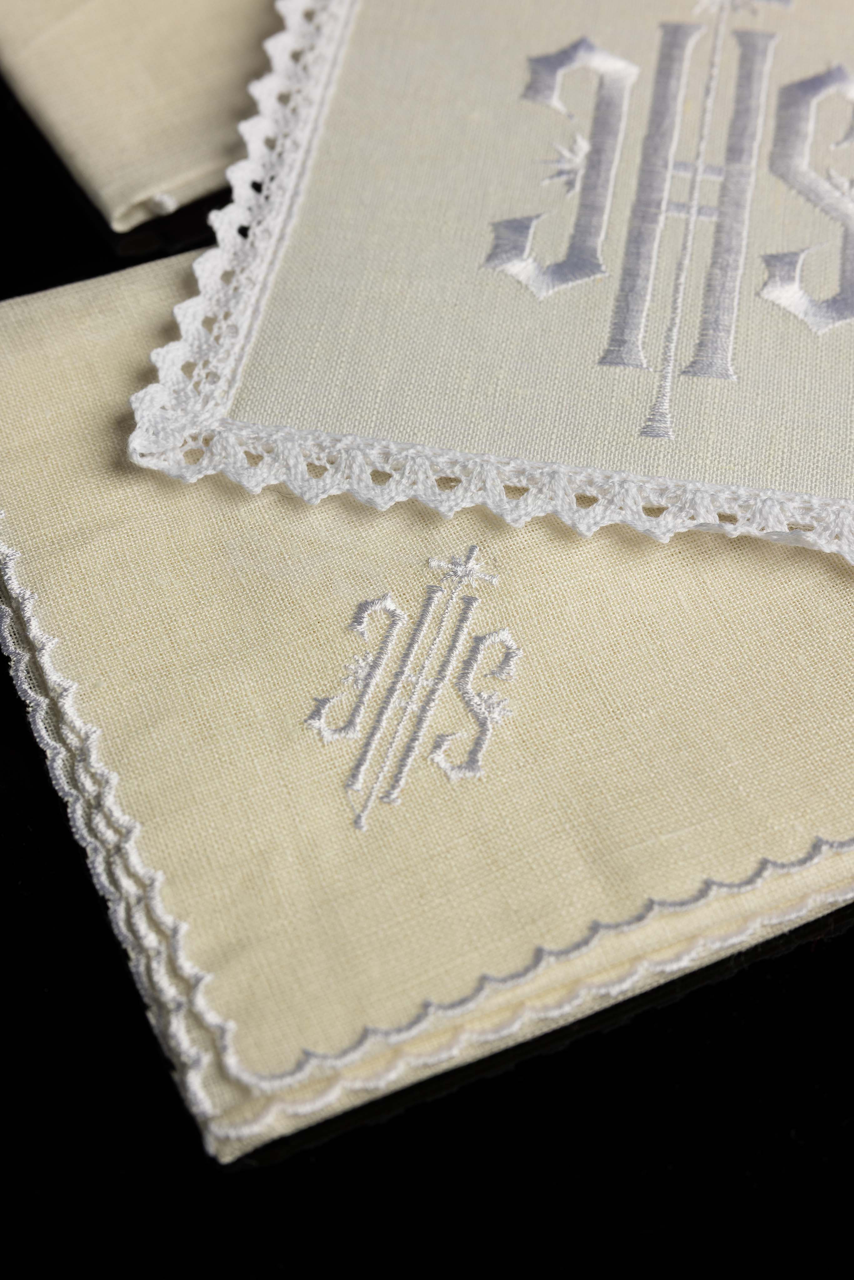 Conjunto de altar em linho com bordado IHS branco