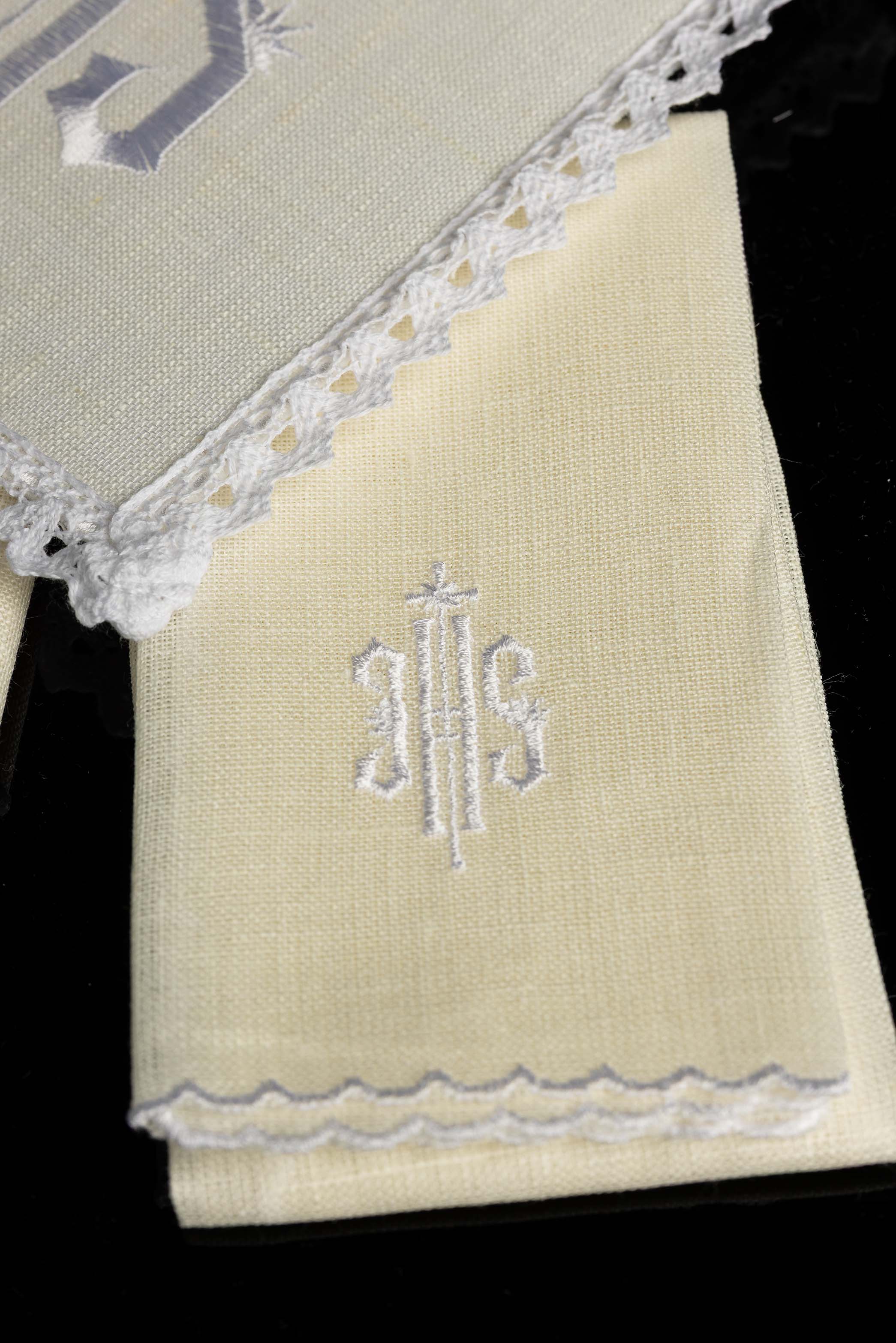 Conjunto de altar em linho com bordado IHS branco