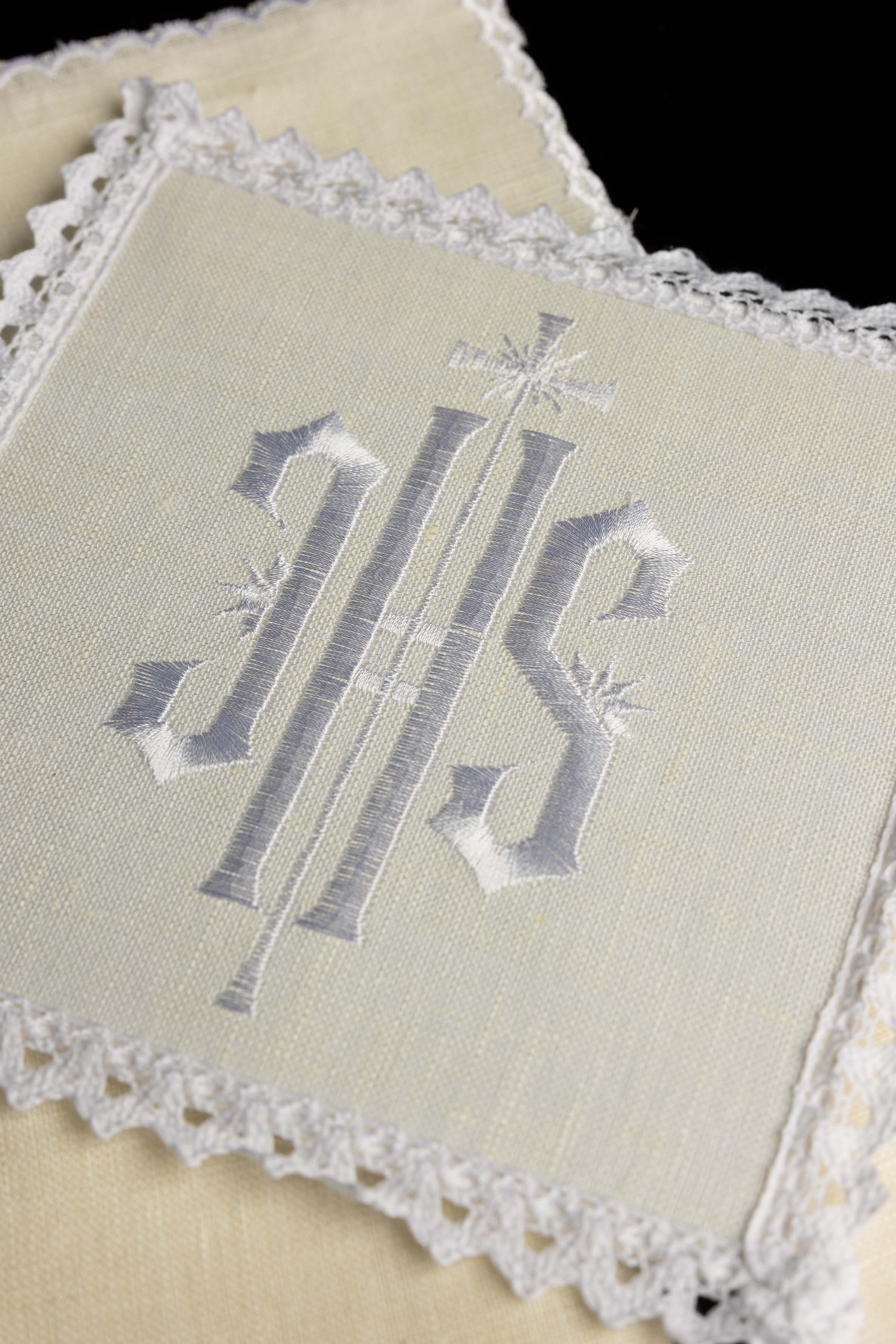 Conjunto de altar em linho com bordado IHS branco