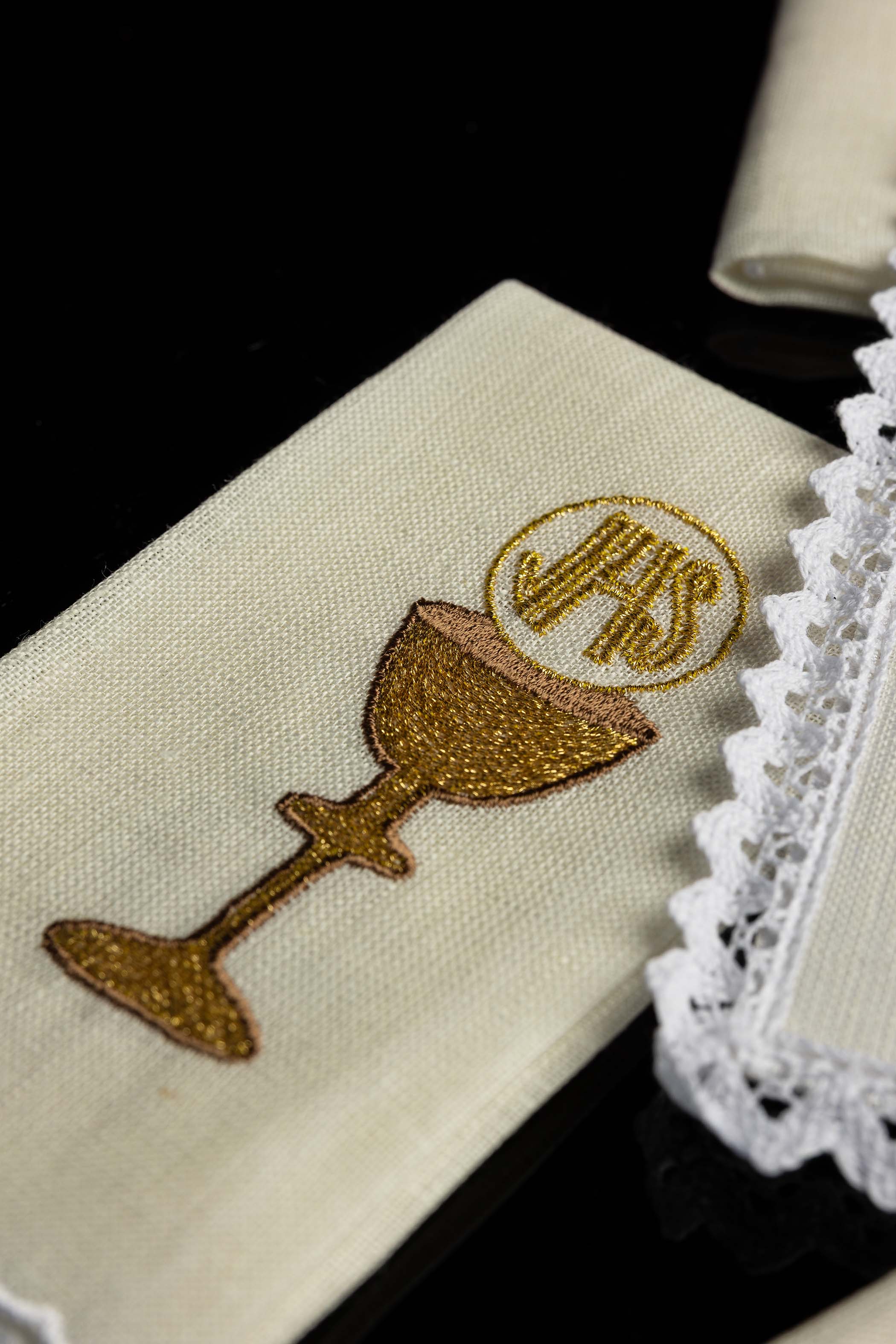 Conjunto de altar em linho com cálice bordado