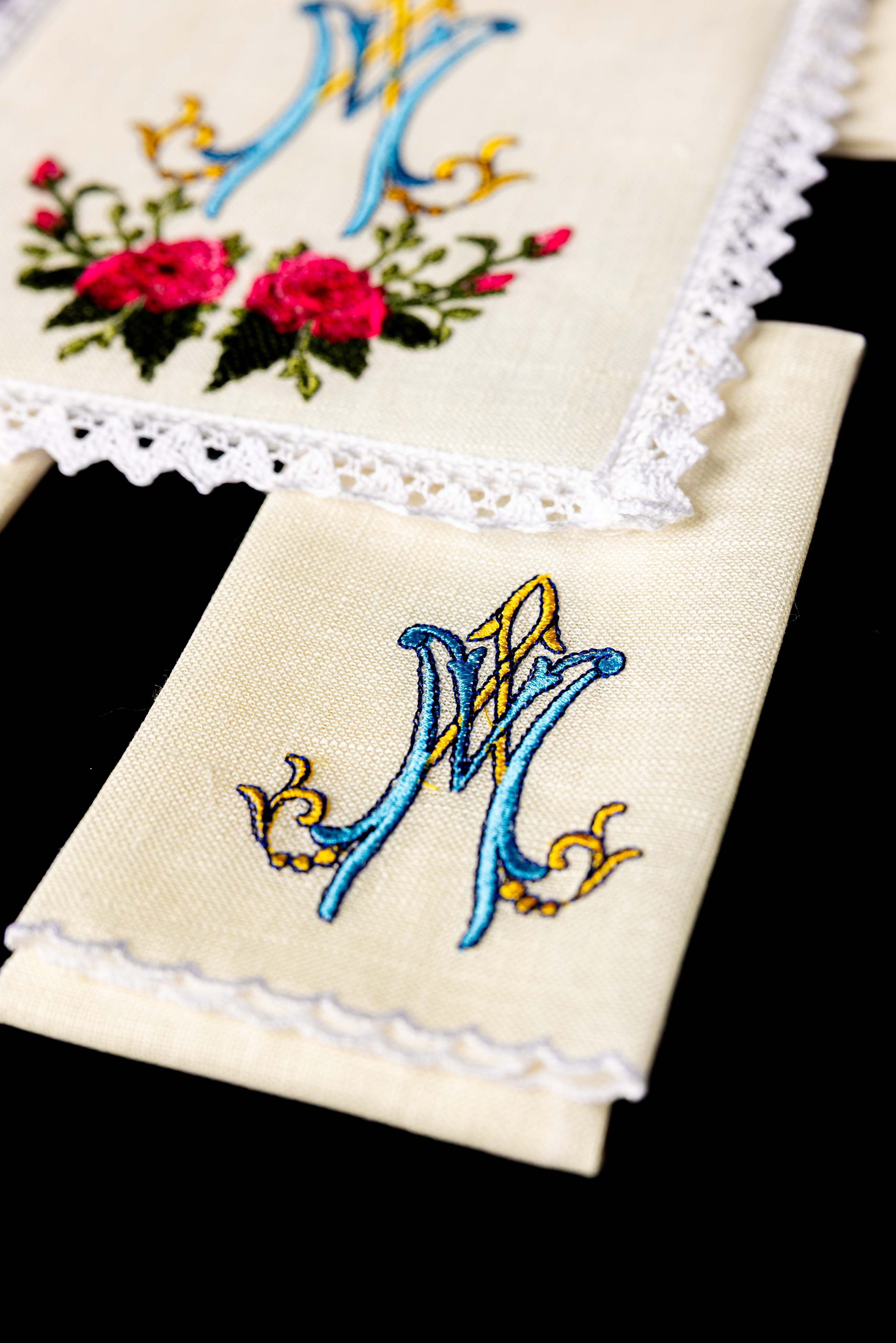 Conjunto de altar em linho com bordados marianos coloridos