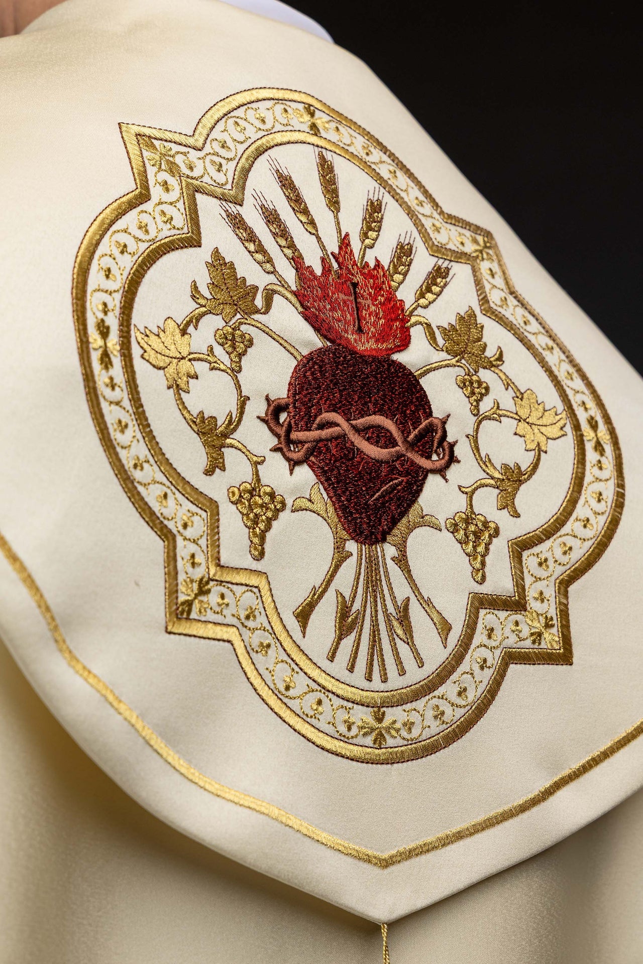 Capa pluvial litúrgica con bordado del Sagrado Corazón de Jesús