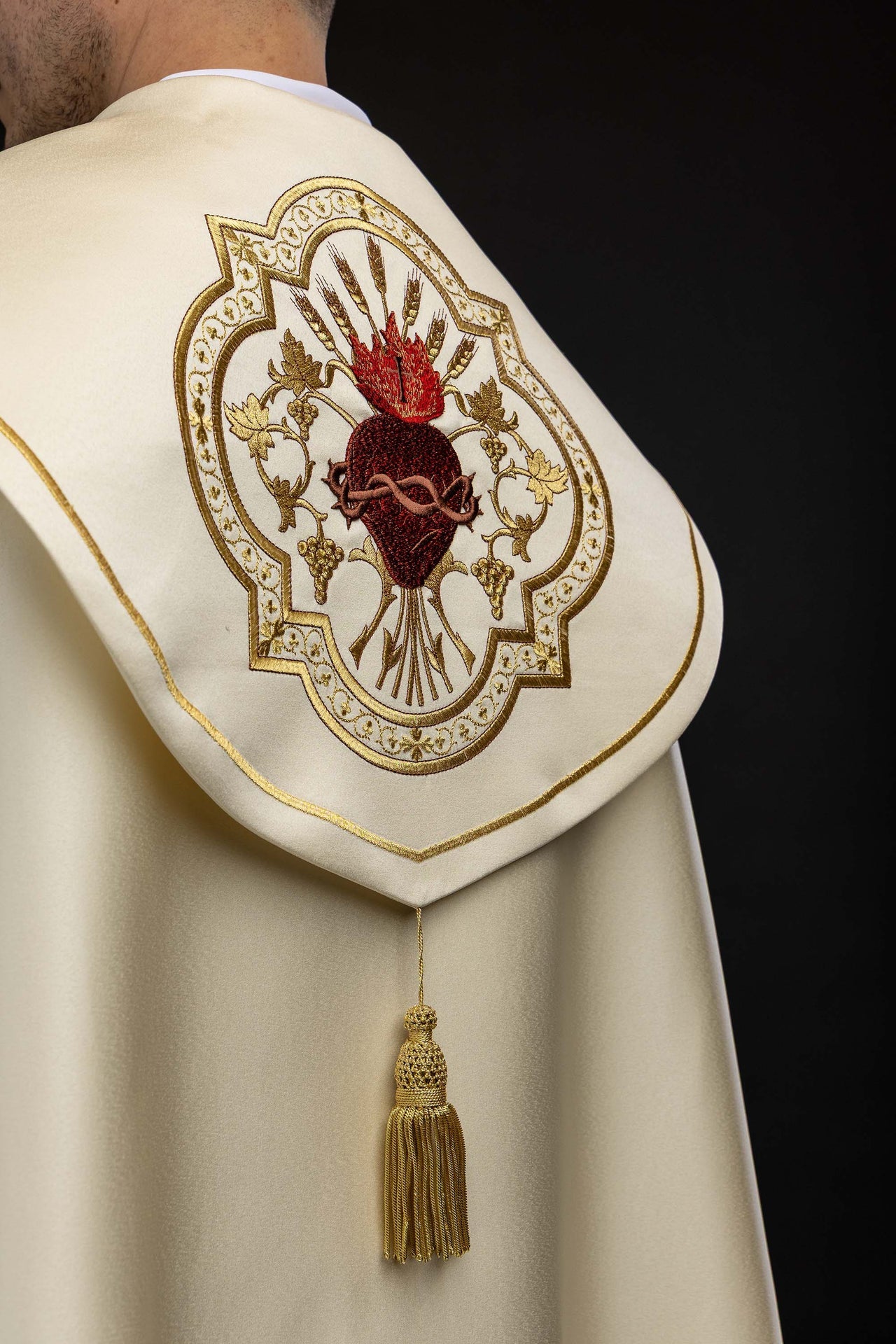 Capa pluvial litúrgica con bordado del Sagrado Corazón de Jesús