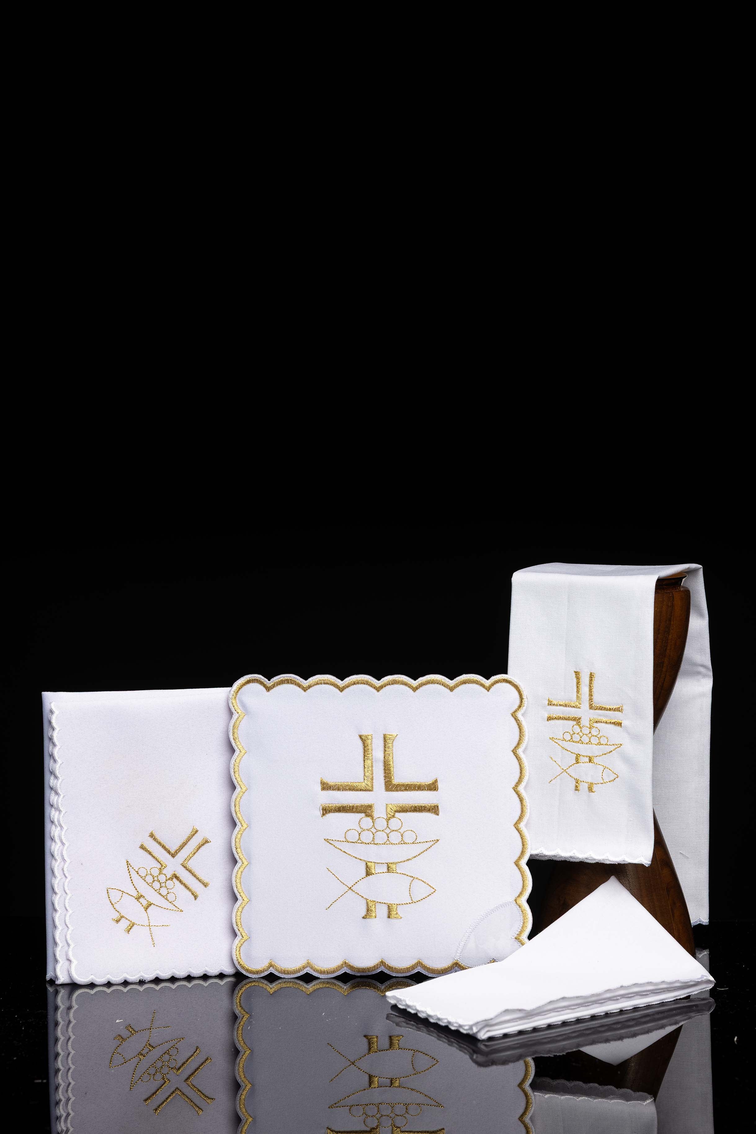 Conjunto de altar com detalhes dourados