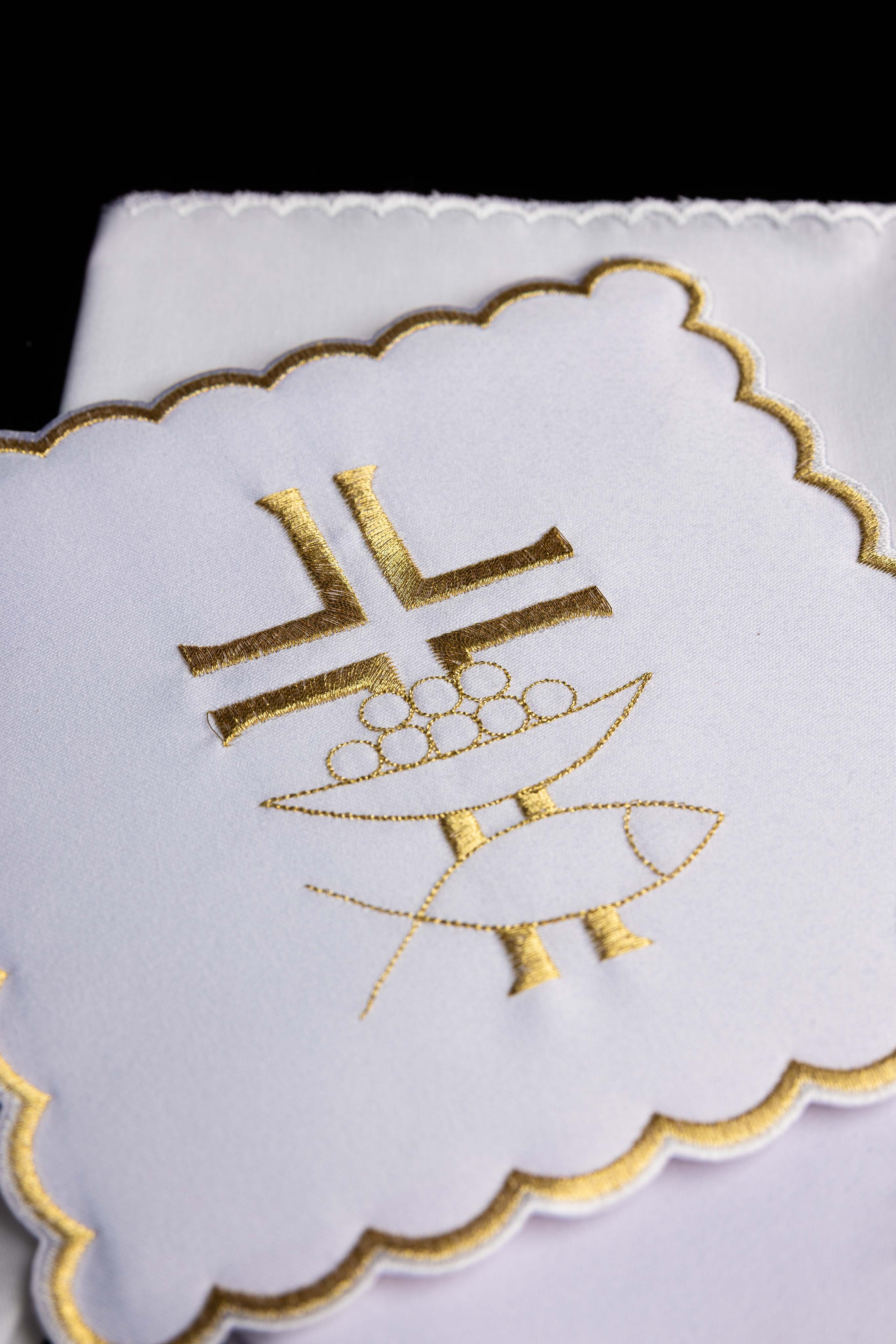 Conjunto de altar com detalhes dourados
