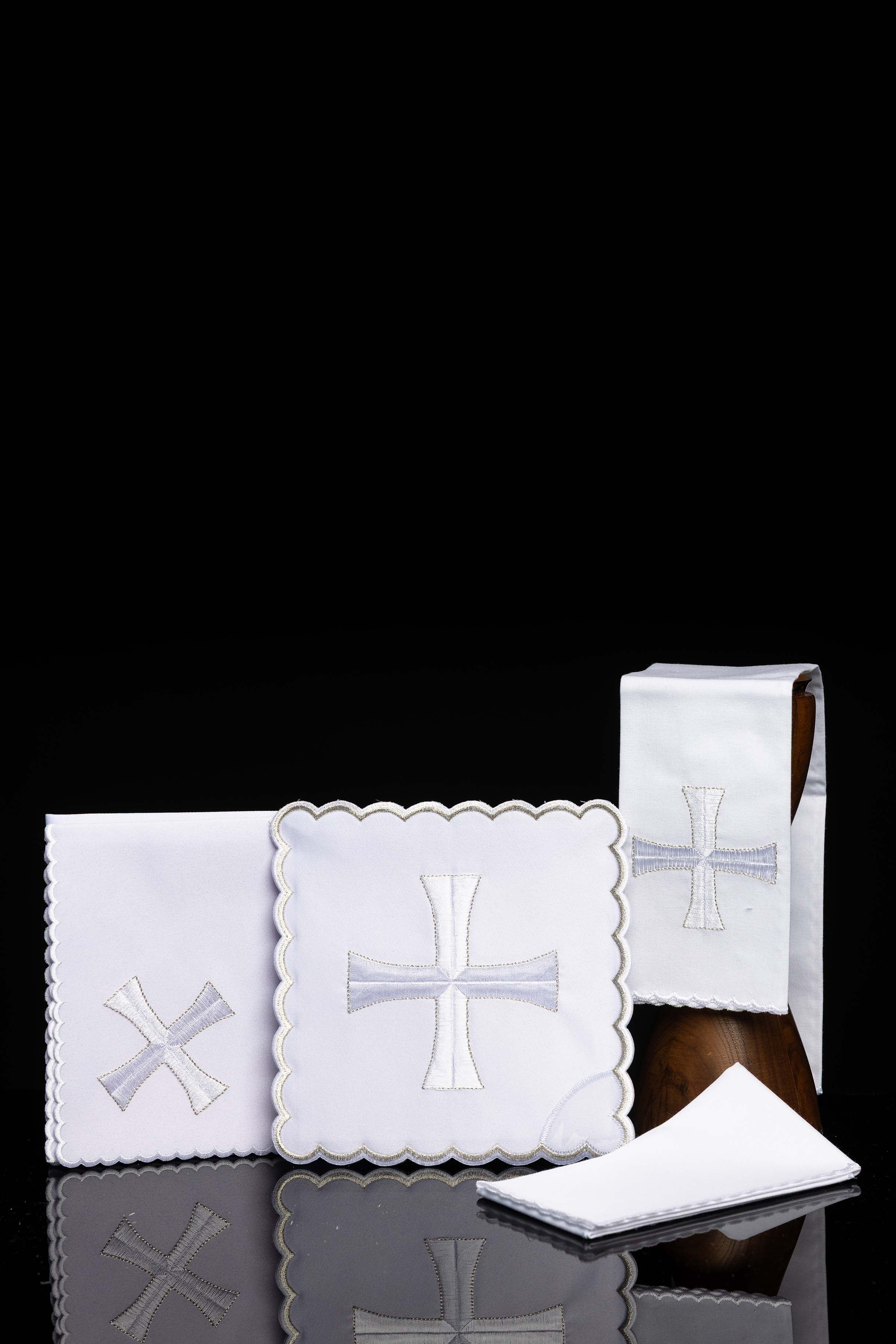Conjunto de altar bordado com detalhes em prata