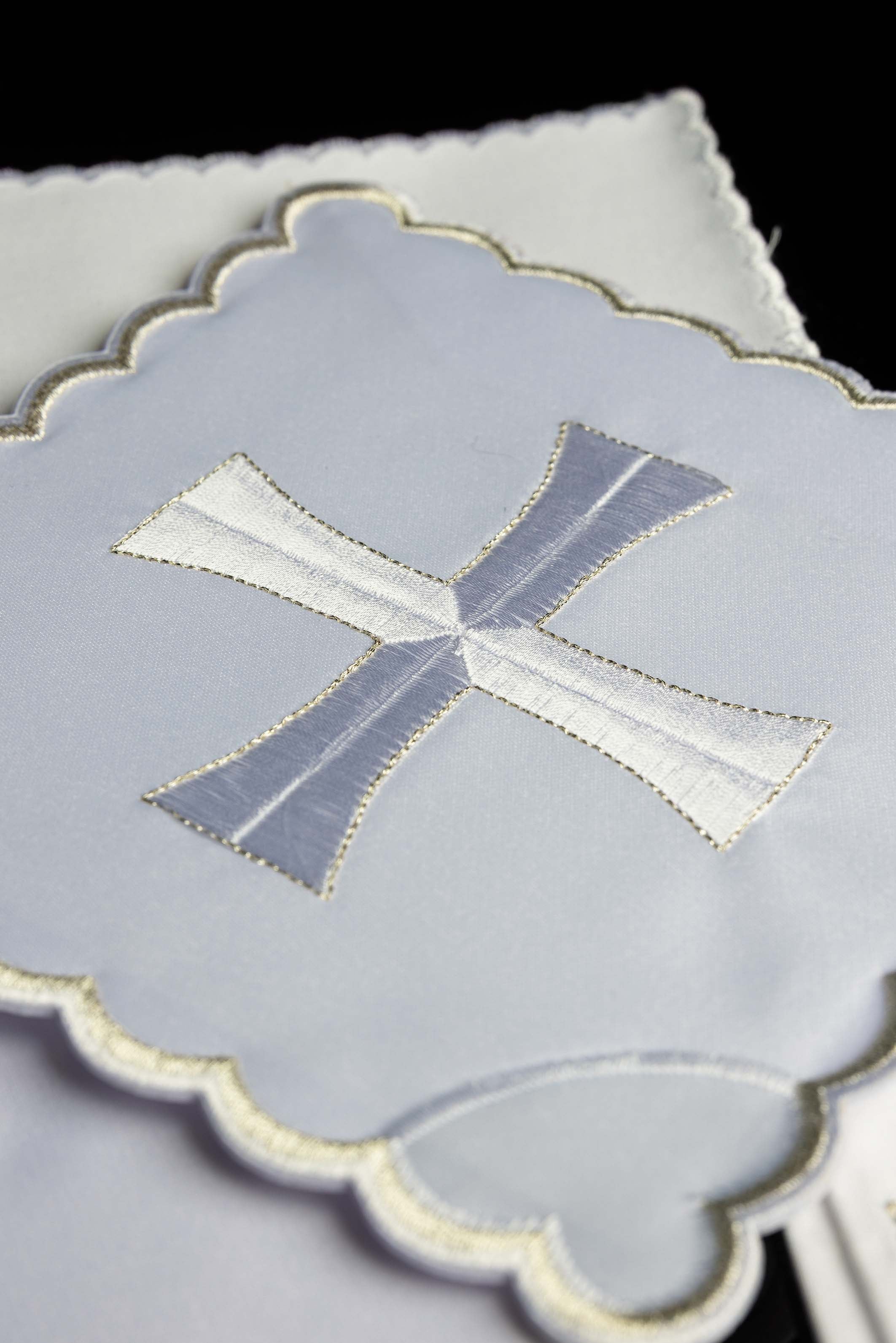 Conjunto de altar bordado com detalhes em prata